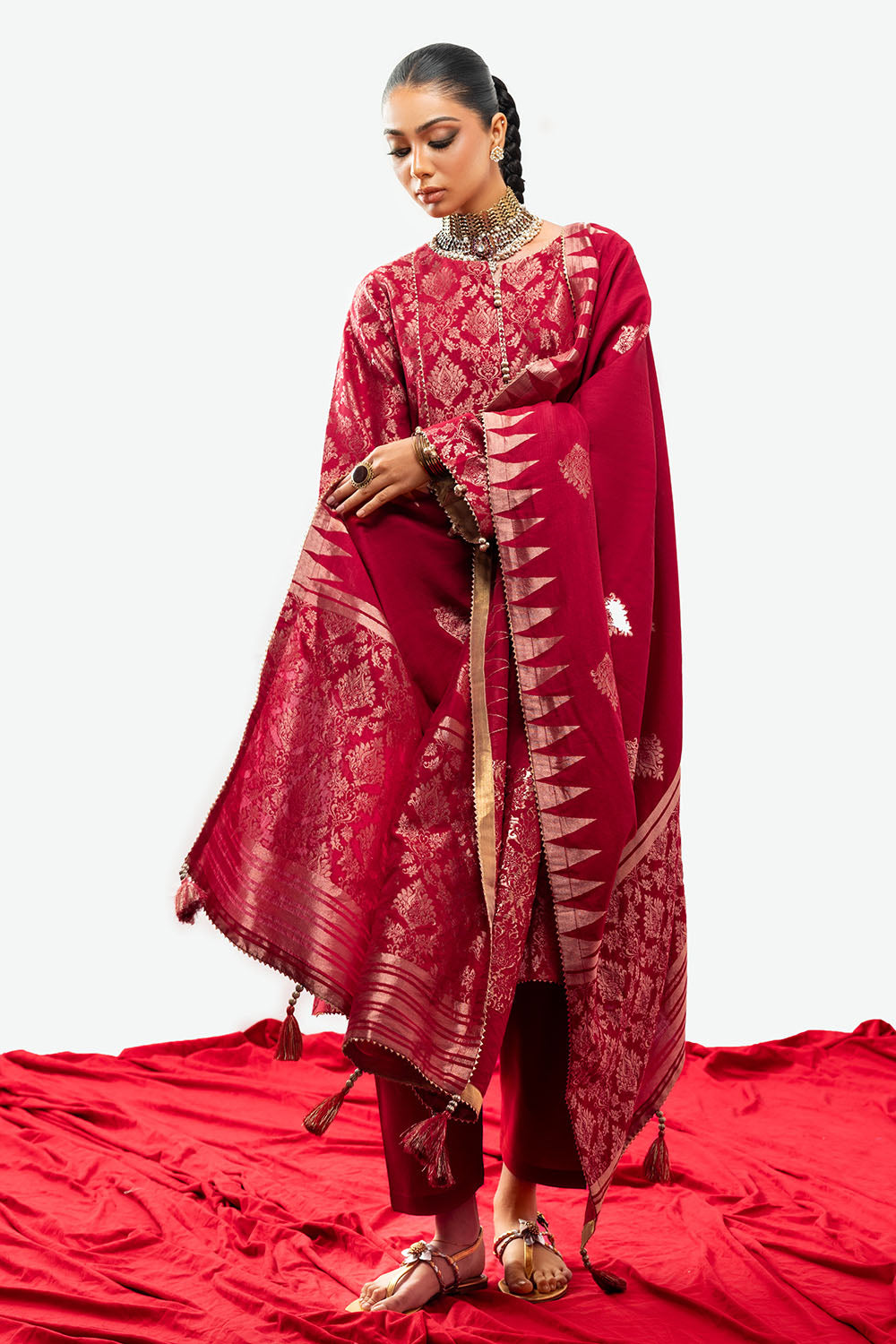 https://cdn.shopify.com/s/files/1/0706/3253/8159/files/Jacquard-Dupatta-Jacquard-Shirt-Dyed-Trouser-Gulahmed-MJ-52044-Front-White.jpg?v=1759818855