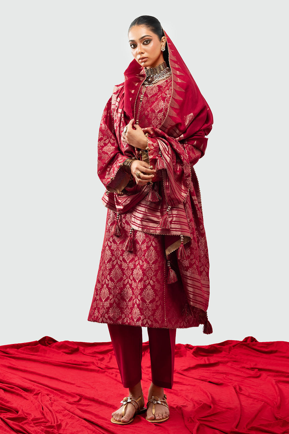 https://cdn.shopify.com/s/files/1/0706/3253/8159/files/Jacquard-Dupatta-Jacquard-Shirt-Dyed-Trouser-Gulahmed-MJ-52044-Side.jpg?v=1759818855