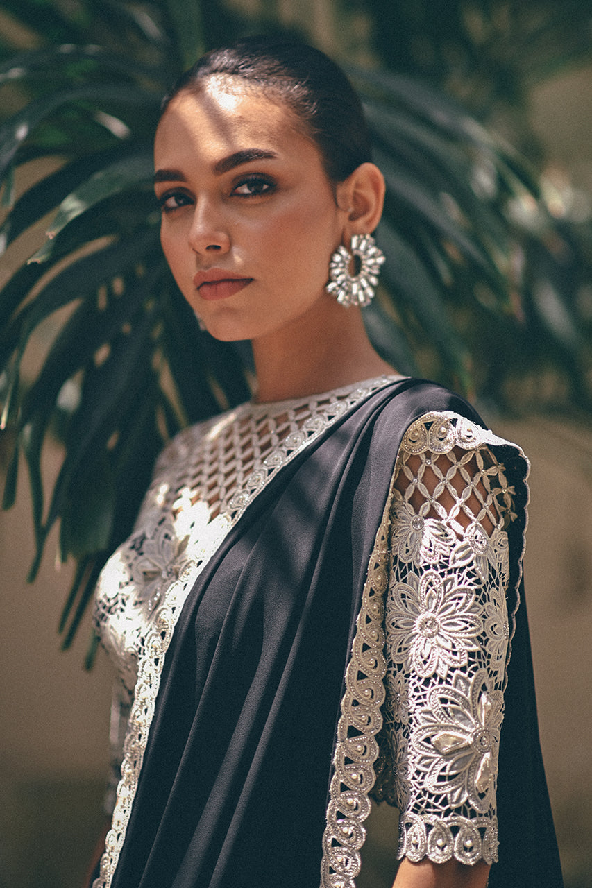 https://cdn.shopify.com/s/files/1/0588/3661/5221/products/Juliette_1.jpg?v=1683353784