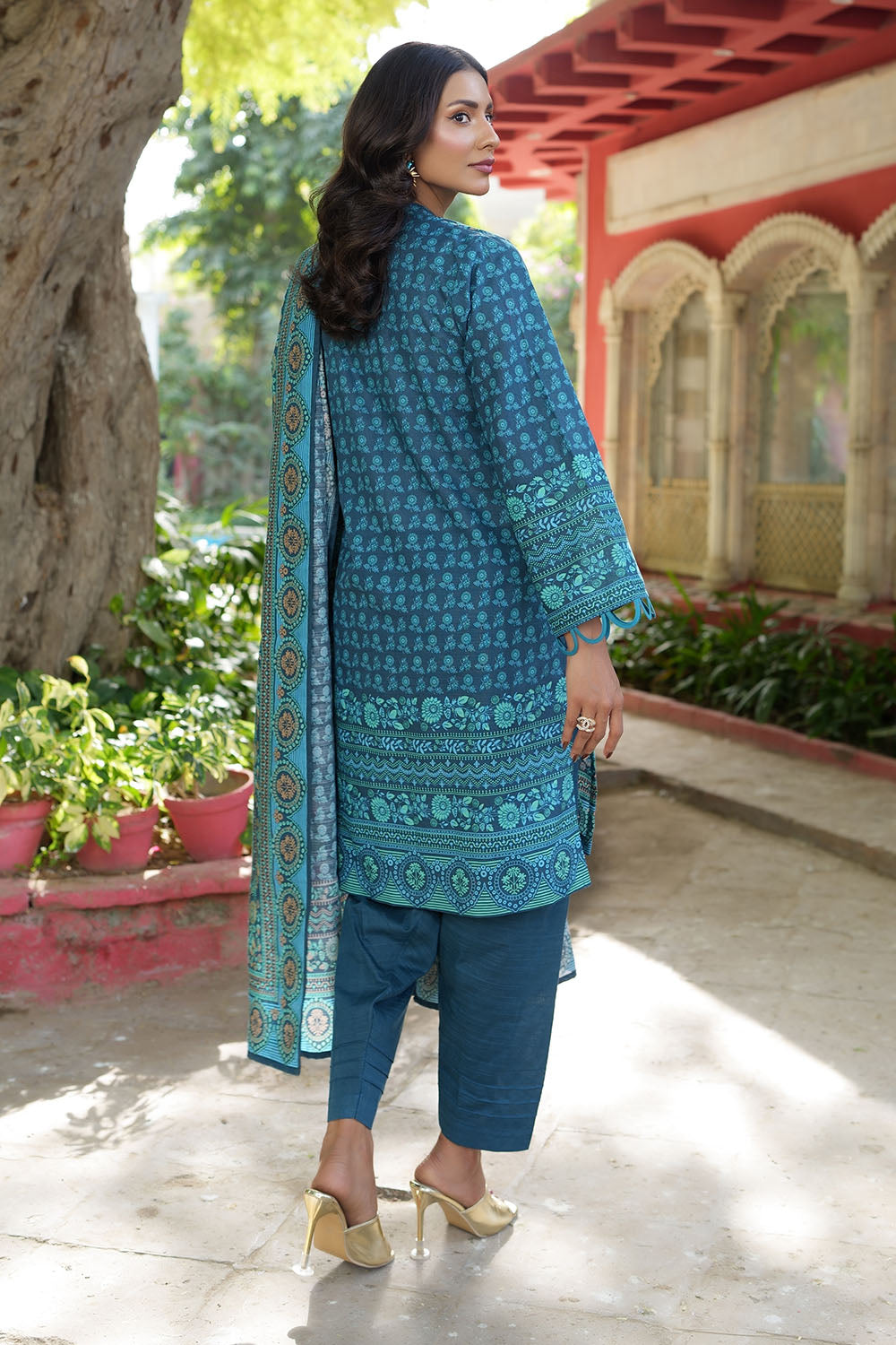 https://cdn.shopify.com/s/files/1/0706/3253/8159/files/Khaddar-Dupatta-Khaddar-Shirt-Dyed-Trouser-Gulahmed-SD-52220-Back.jpg?v=1763190478