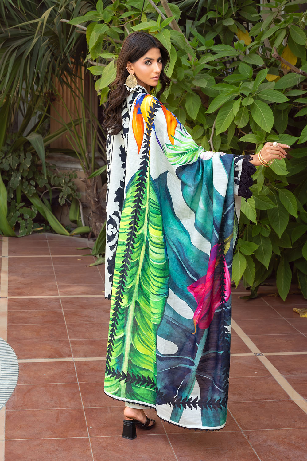https://cdn.shopify.com/s/files/1/0706/3253/8159/files/Khaddar-Dupatta-Khaddar-Shirt-Dyed-Trouser-Gulahmed-SD-52242-Back.jpg?v=1763189903