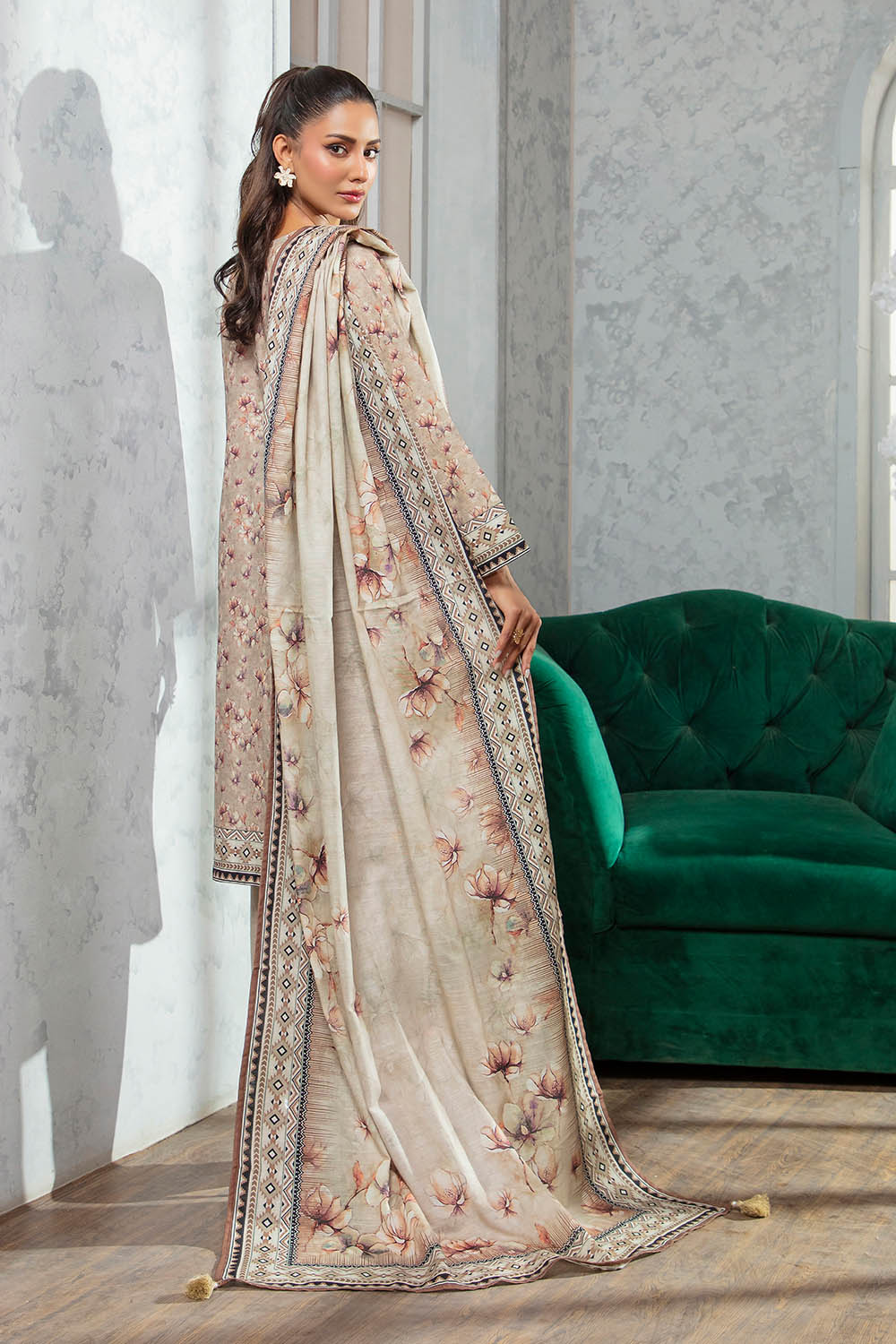 https://cdn.shopify.com/s/files/1/0706/3253/8159/files/Khaddar-Dupatta-Khaddar-Shirt-Dyed-Trouser-Gulahmed-WNS-52092-Back.jpg?v=1761215921