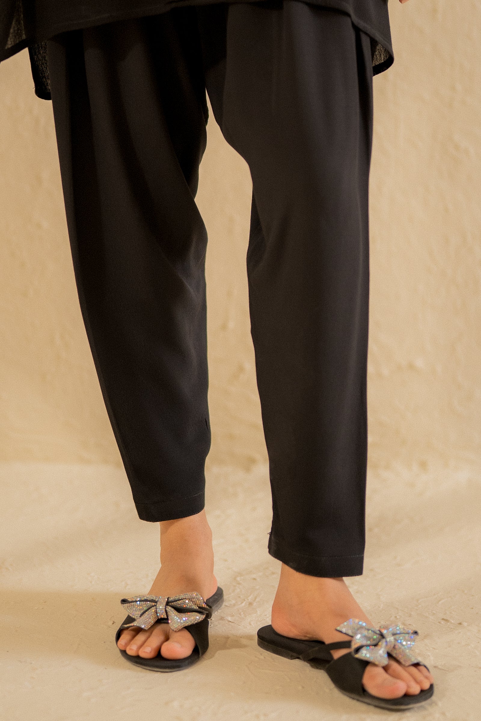 https://cdn.shopify.com/s/files/1/0568/3308/1529/files/LW0302-BK0-2.jpg?v=1749803733