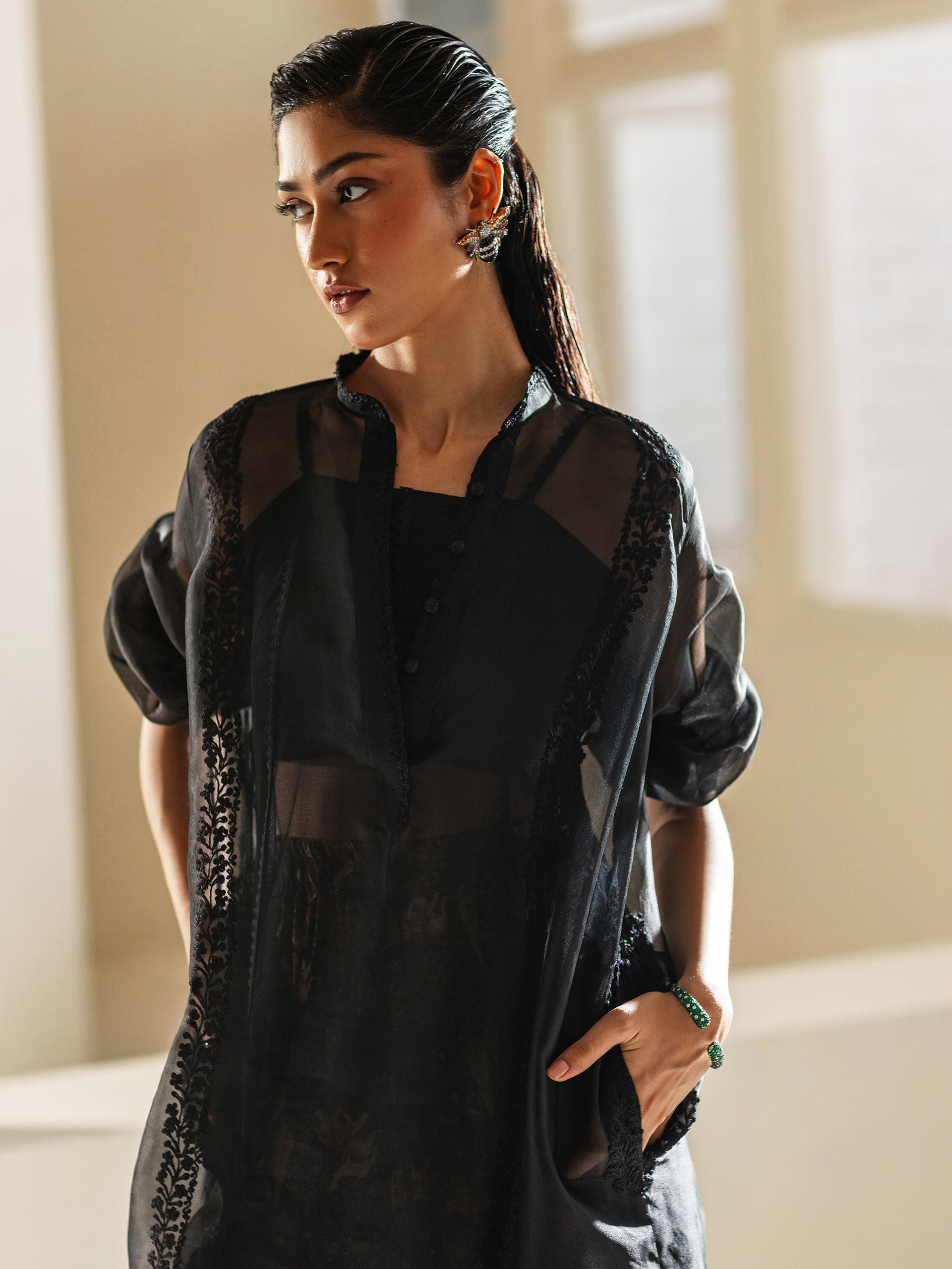 https://cdn.shopify.com/s/files/1/0768/4872/6205/files/Lyra-Black-2.jpg?v=1777669627