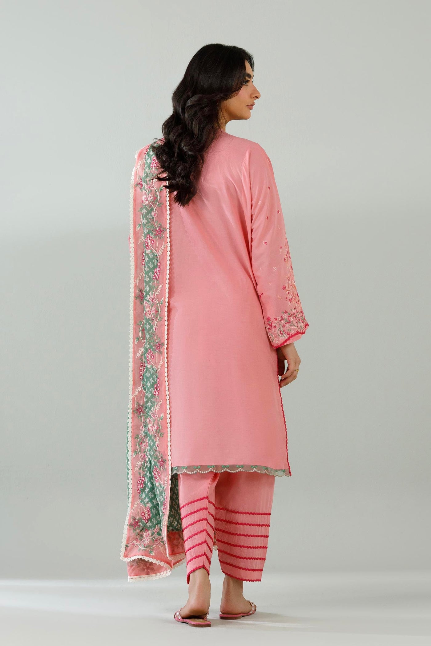 sana-safinaz-pool-71705627