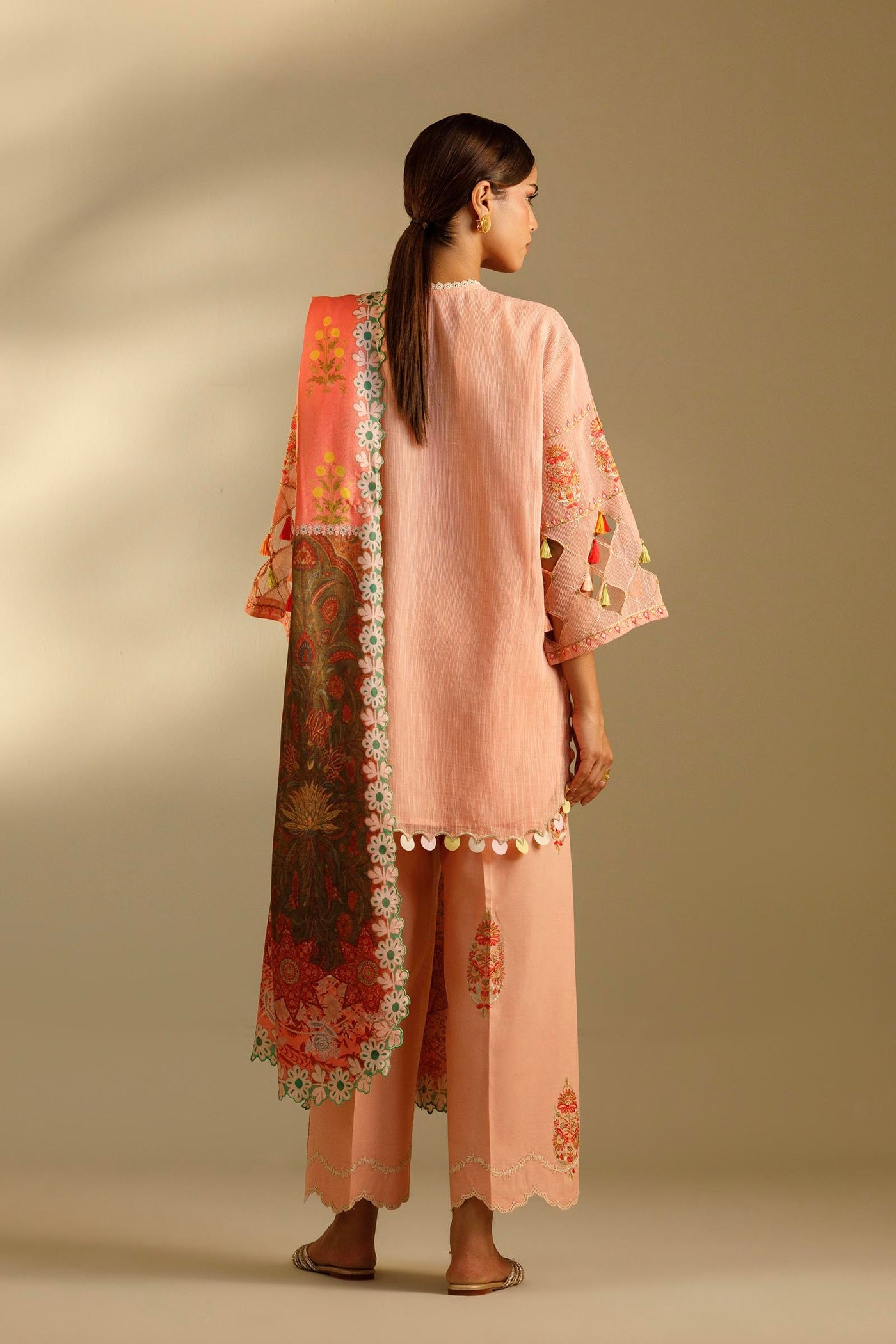 sana-safinaz-pool-37153846