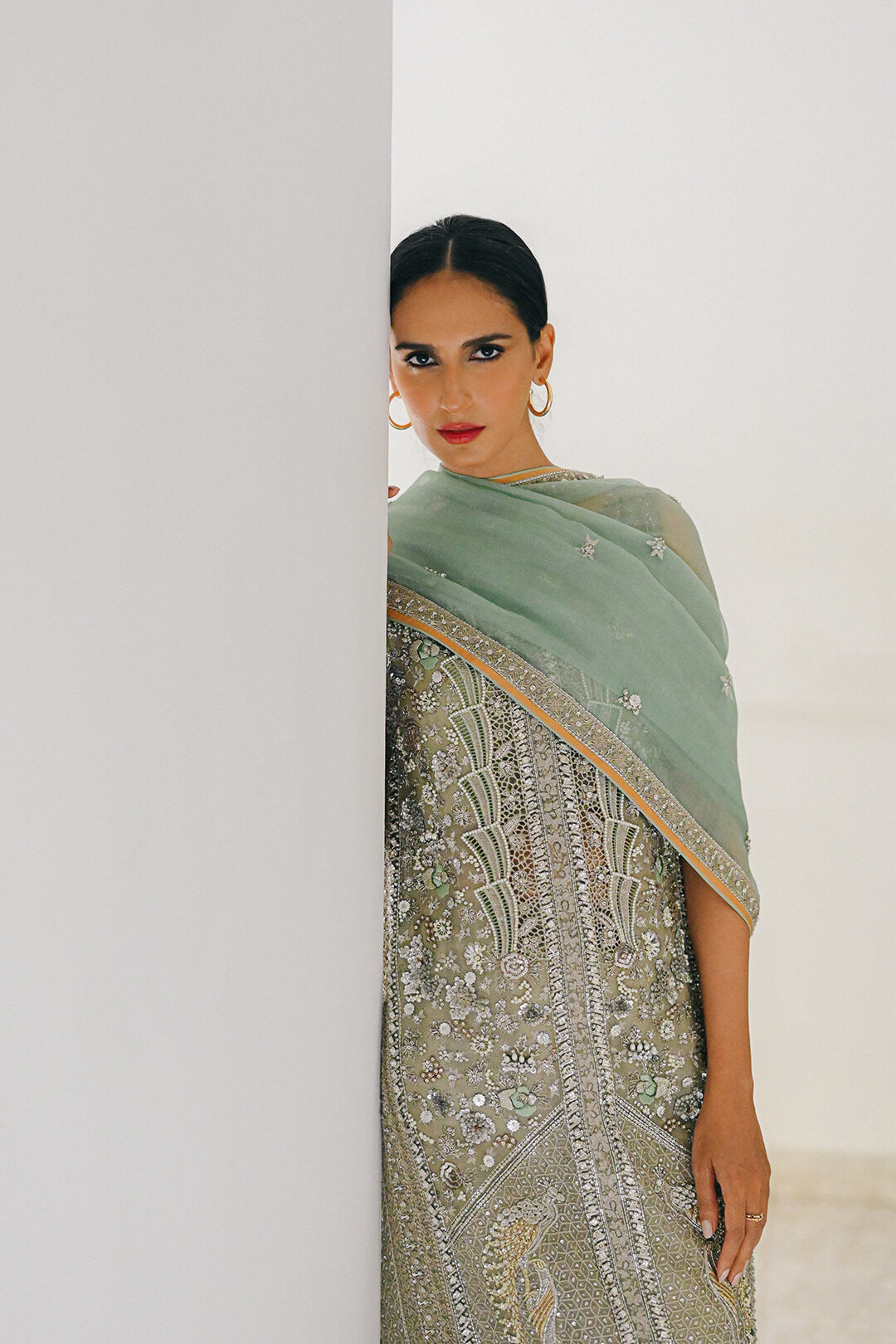 https://cdn.shopify.com/s/files/1/0593/6516/3148/products/MEHLUMSADRIWALA-86-1.jpg?v=1662131812