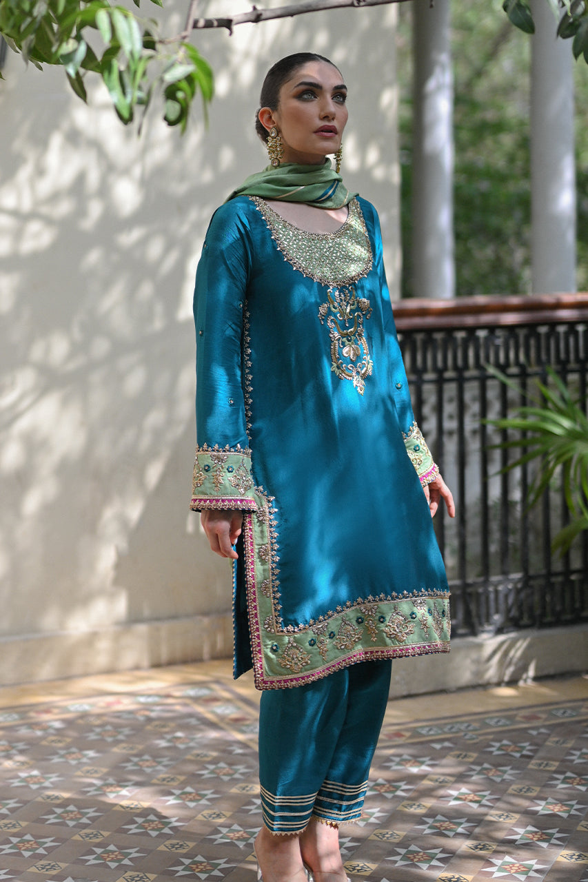 https://cdn.shopify.com/s/files/1/0567/2953/4537/files/MEHLUMSADRIWALAXNF23FORMALS-46.jpg?v=1753519752