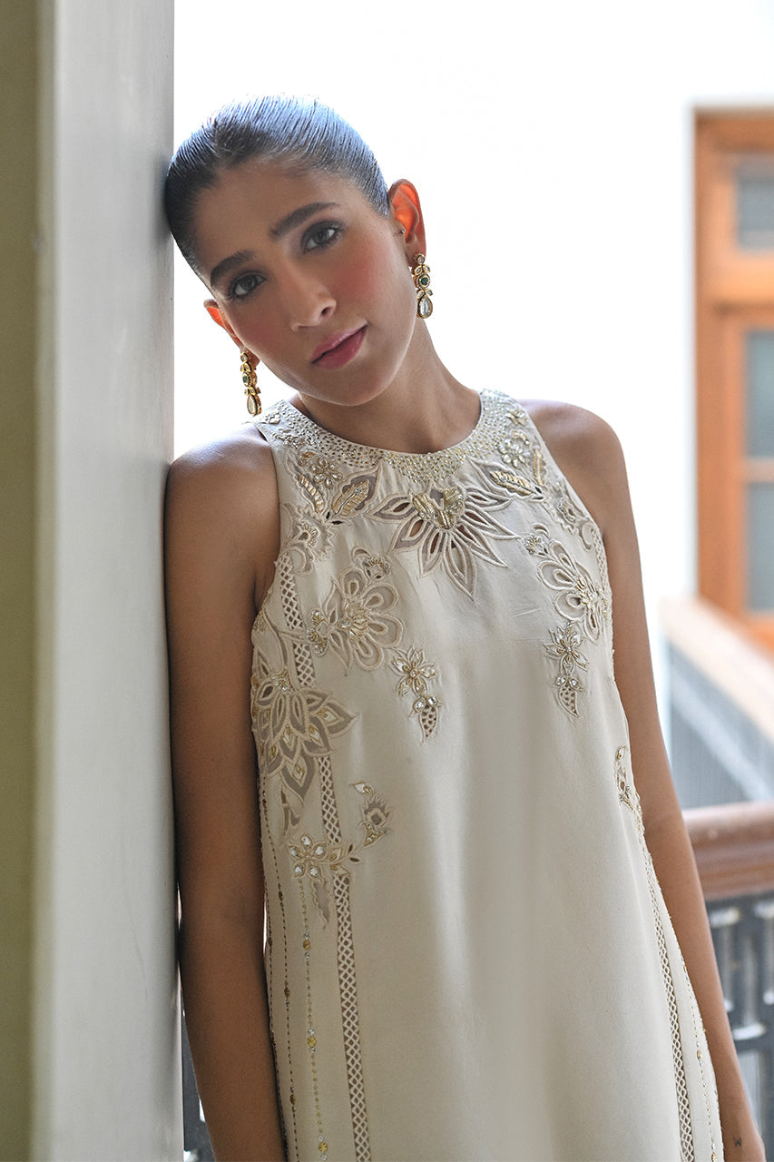 https://cdn.shopify.com/s/files/1/0567/2953/4537/files/MEHLUMSADRIWALAXNF23FORMALS-65.jpg?v=1753519748