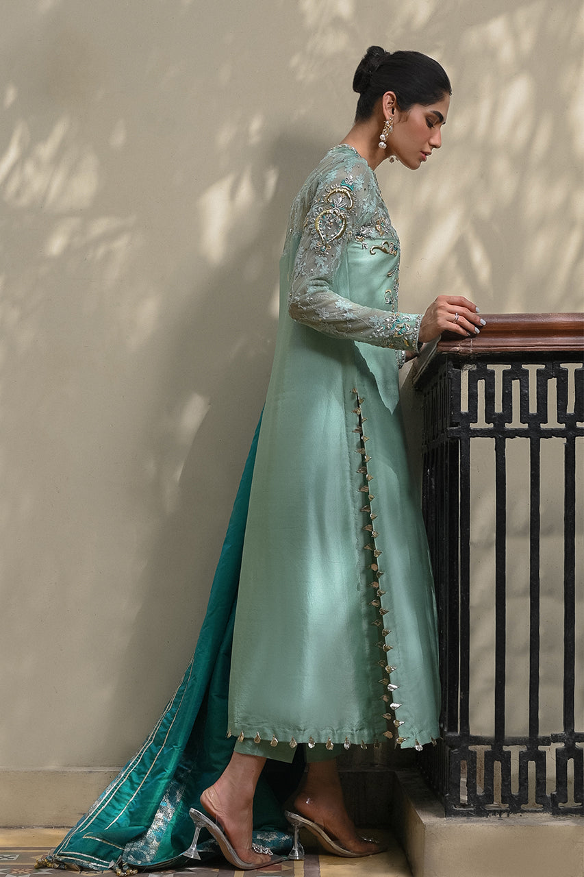 https://cdn.shopify.com/s/files/1/0567/2953/4537/files/MEHLUMSADRIWALAXNF23FORMALS-97.jpg?v=1753519742