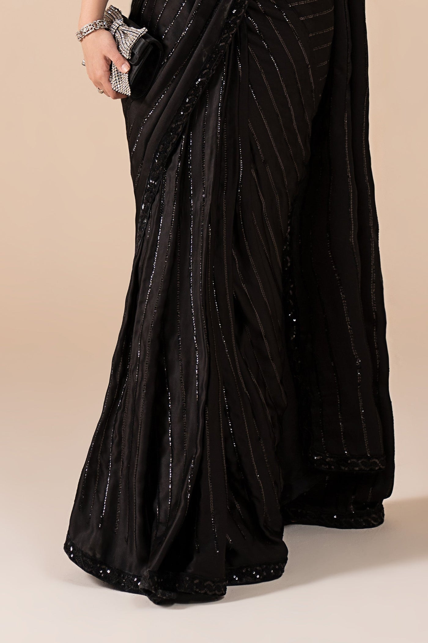https://cdn.shopify.com/s/files/1/0620/8788/9062/files/MGLEF2604BlackCloseup_H.jpg?v=1765546827