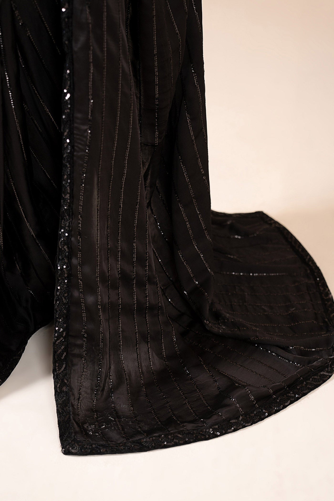 https://cdn.shopify.com/s/files/1/0620/8788/9062/files/MGLEF2604BlackCloseup_I.jpg?v=1765546827