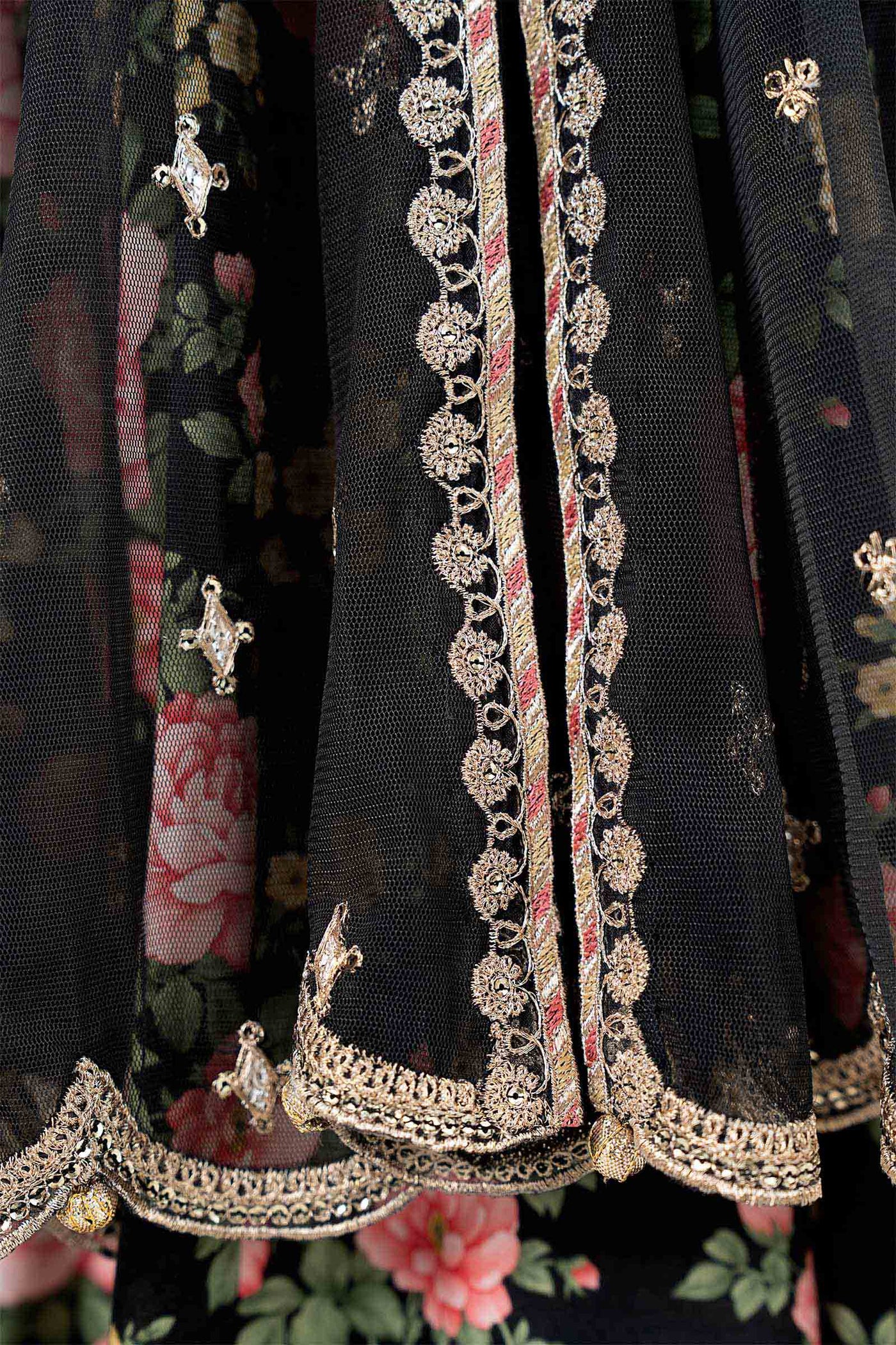 https://cdn.shopify.com/s/files/1/0620/8788/9062/files/MKSEA2618BlackCloseup_J.jpg?v=1779352355
