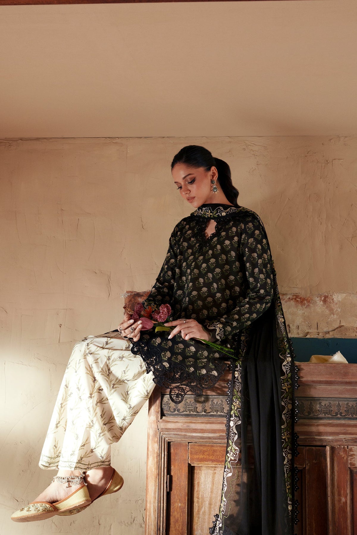EMBROIDERED SUIT (E4477/103/902)