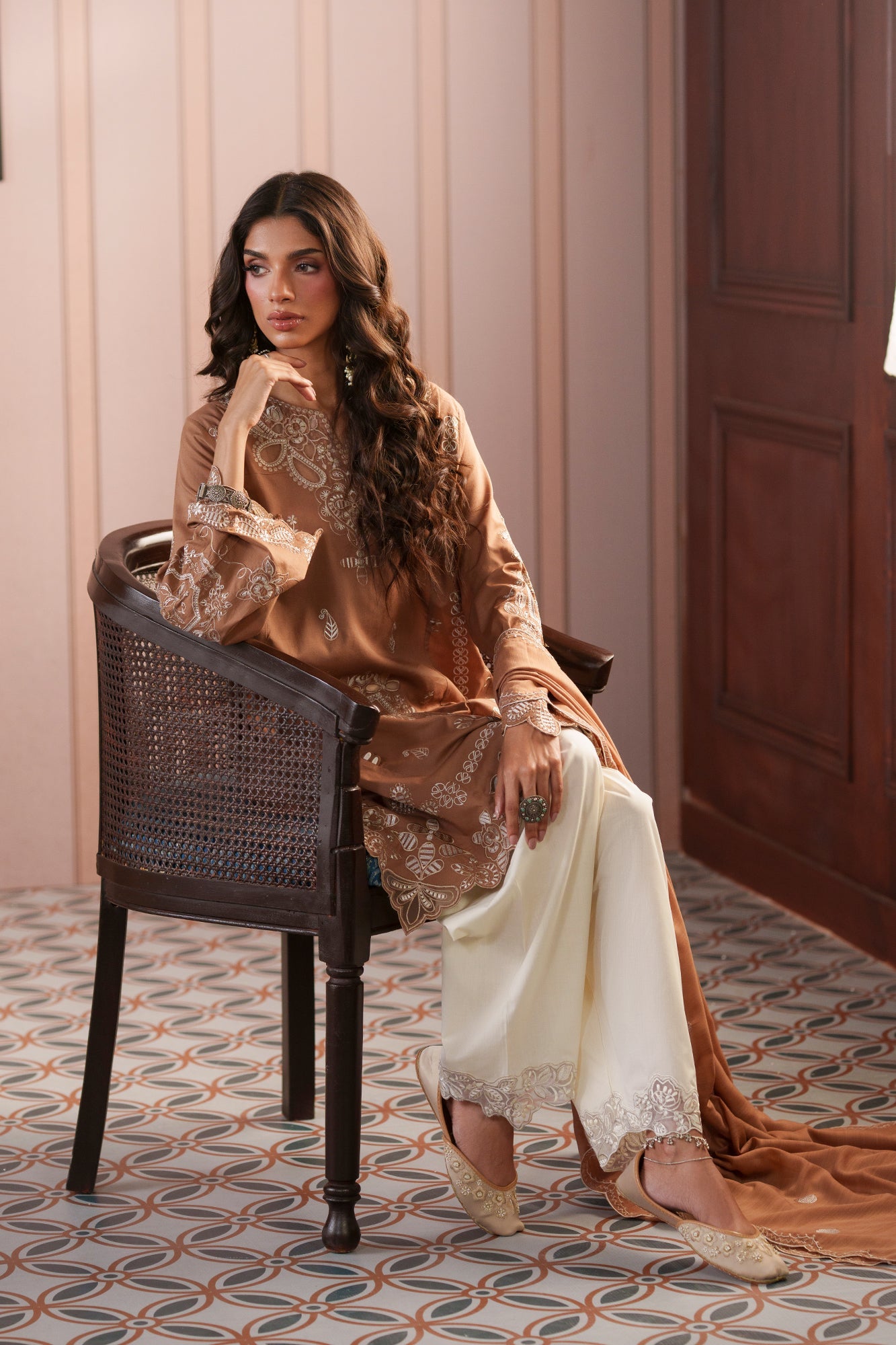 EMBROIDERED SUIT (E4282/103/816)