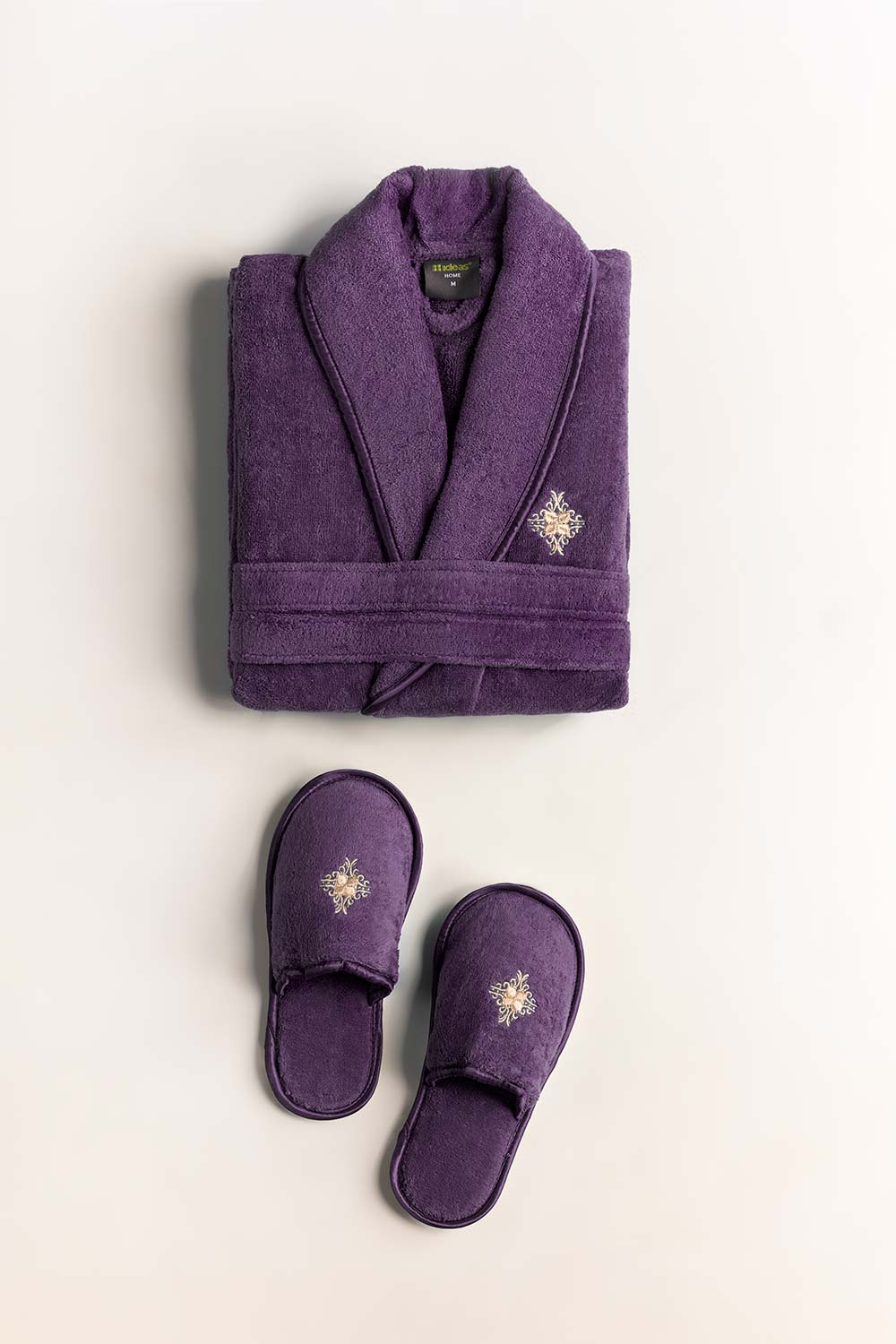 https://cdn.shopify.com/s/files/1/0706/3253/8159/files/MajestyVelourBathrobe_1.jpg?v=1763008137