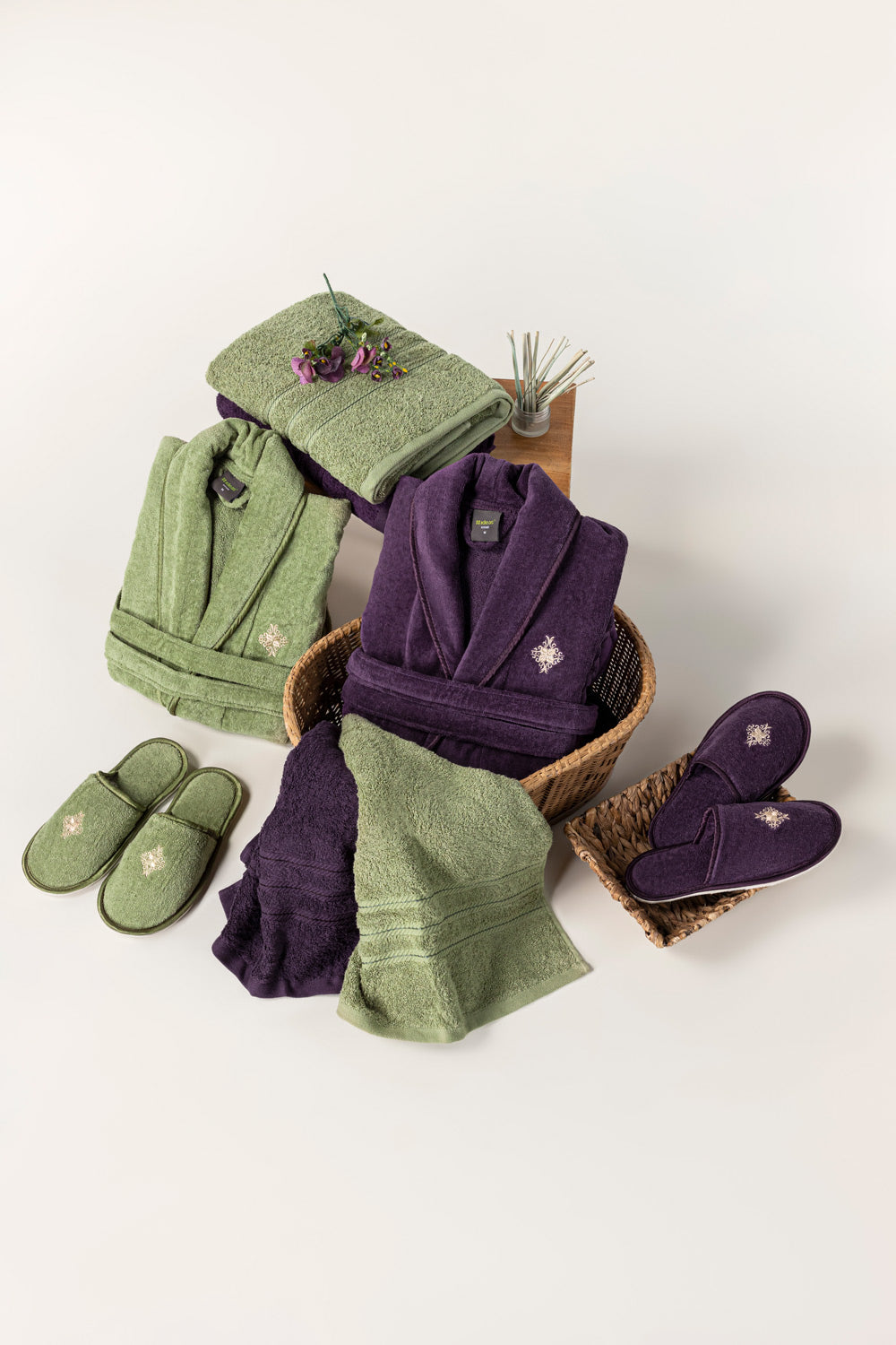 https://cdn.shopify.com/s/files/1/0706/3253/8159/files/MajestyVelourBathrobe_5.jpg?v=1763008137