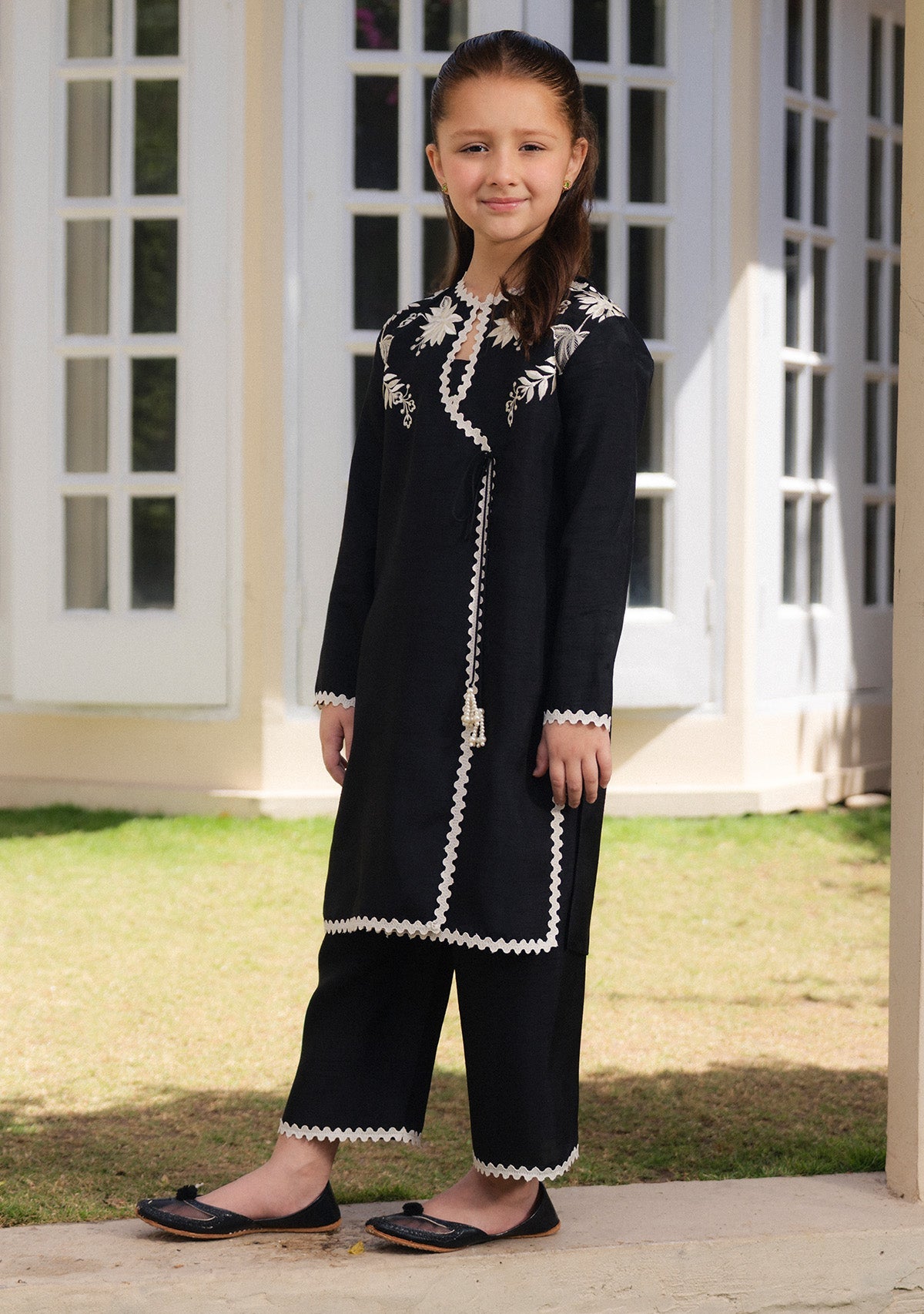 https://cdn.shopify.com/s/files/1/0676/8177/9968/files/Maya_Black_Kids_2.jpg?v=1777209507