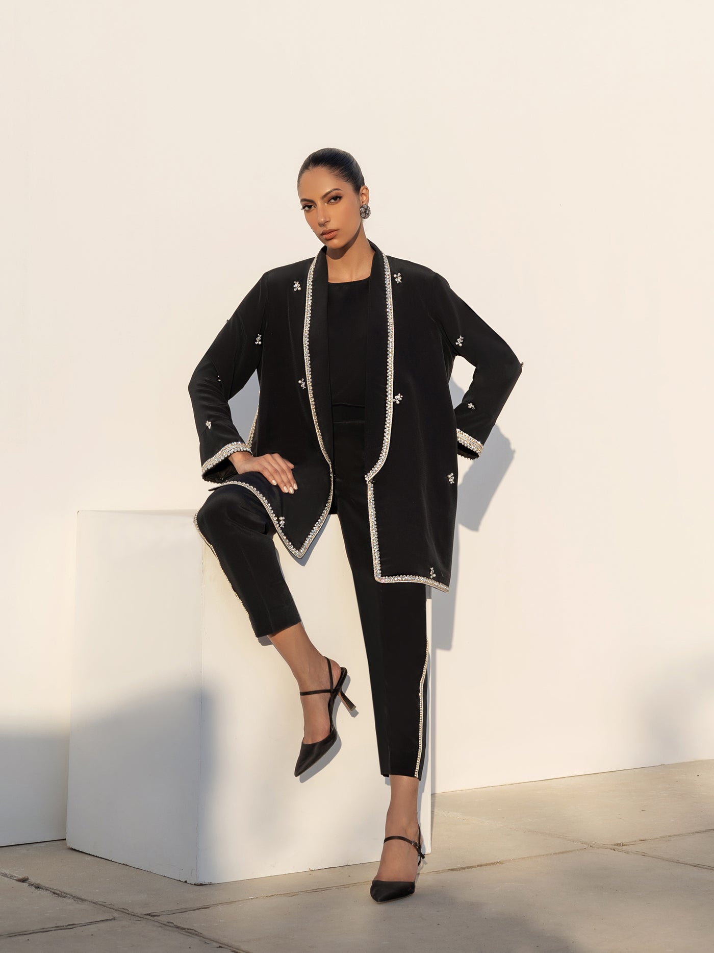 https://i0.wp.com/iqa.design/wp-content/uploads/2024/01/Mira-Black-2.jpg?fit=1920%2C2560&ssl=1