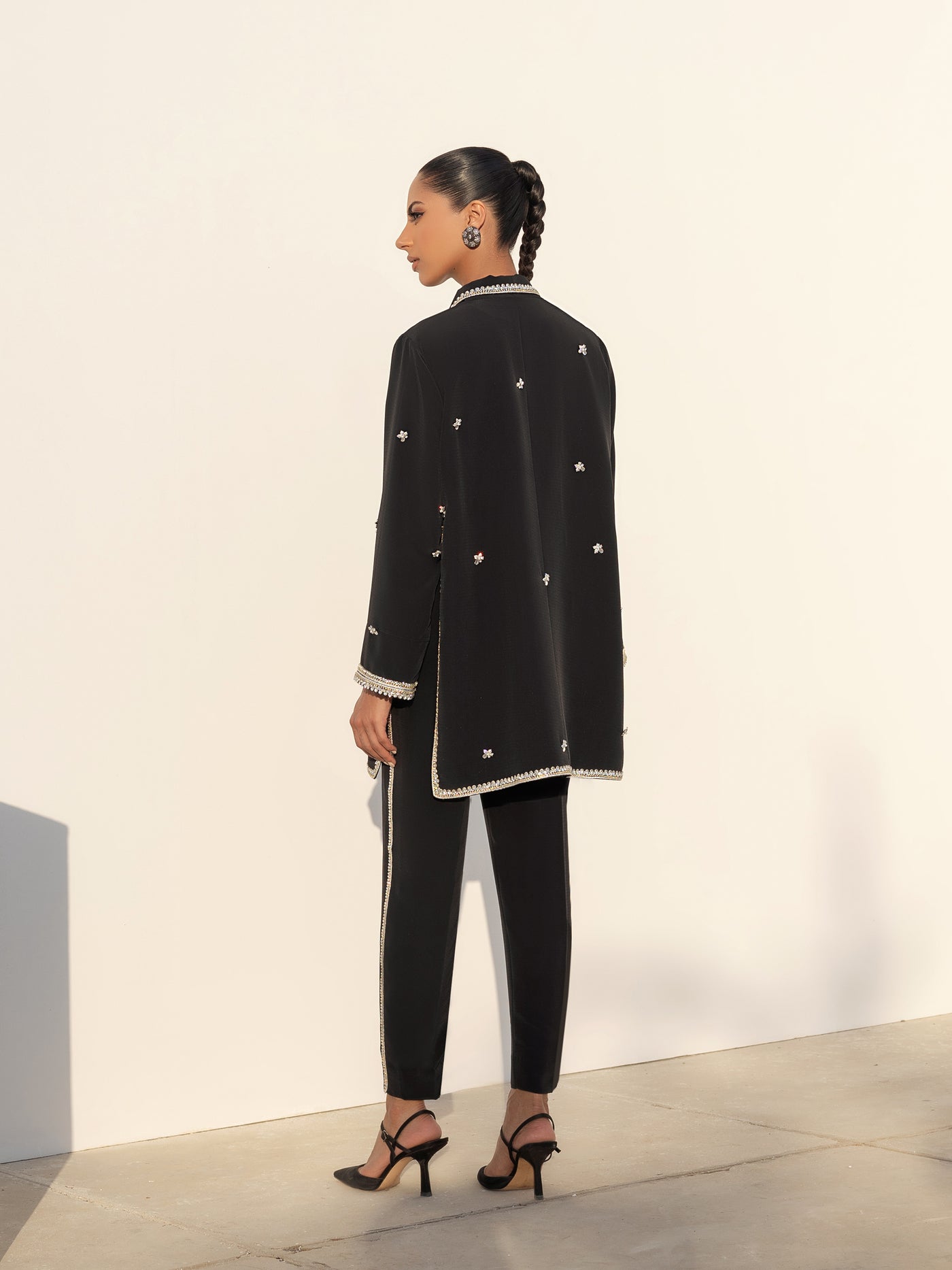 https://i0.wp.com/iqa.design/wp-content/uploads/2024/01/Mira-Black-4.jpg?fit=1920%2C2560&ssl=1