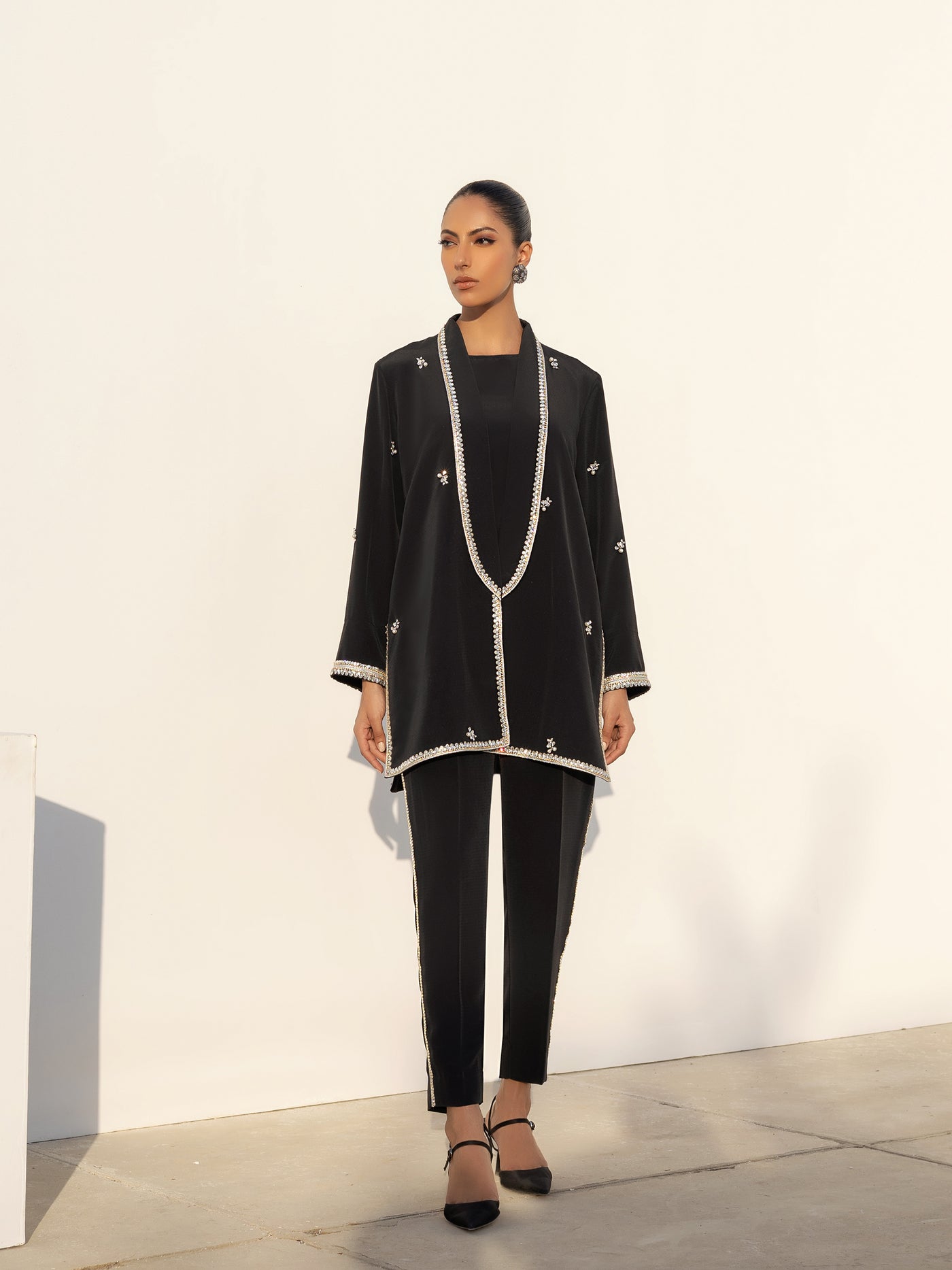 https://i0.wp.com/iqa.design/wp-content/uploads/2024/01/Mira-Black-5.jpg?fit=1920%2C2560&ssl=1