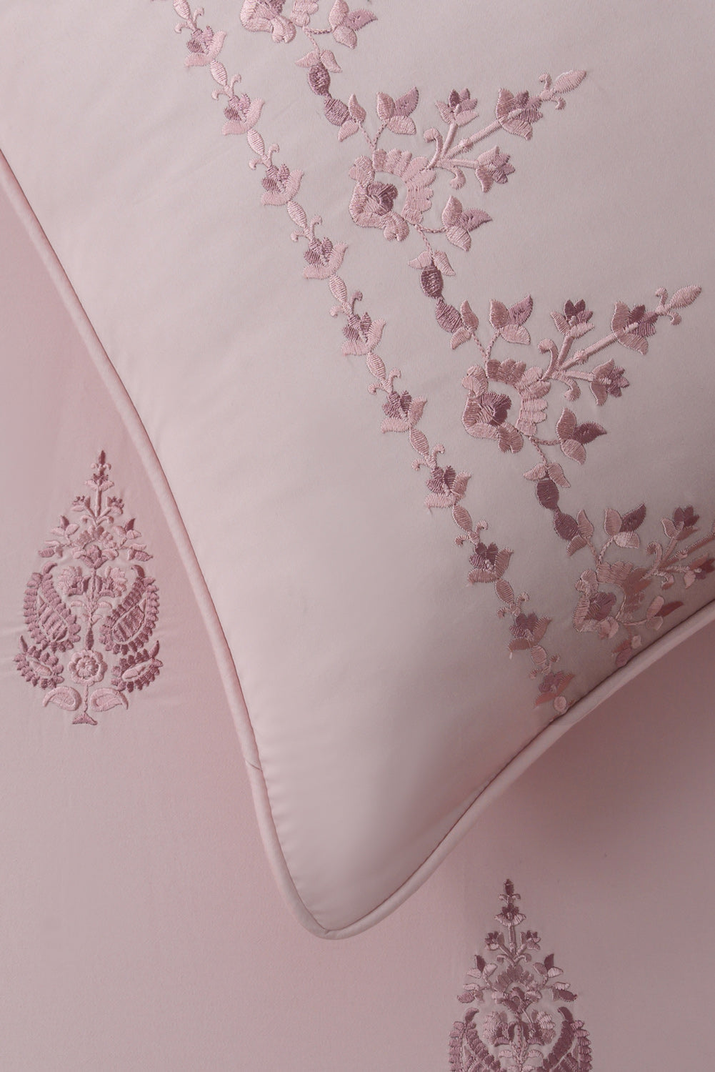 https://cdn.shopify.com/s/files/1/0706/3253/8159/files/MorganiteT-400QuiltCoverSet_3.jpg?v=1762844539
