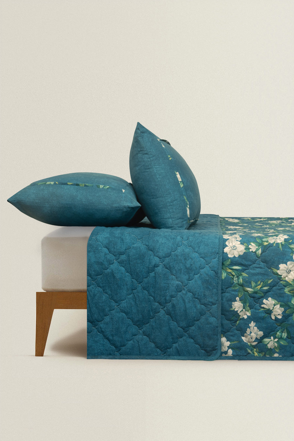 https://cdn.shopify.com/s/files/1/0706/3253/8159/files/MorningBloomThrow002.jpg?v=1772697363