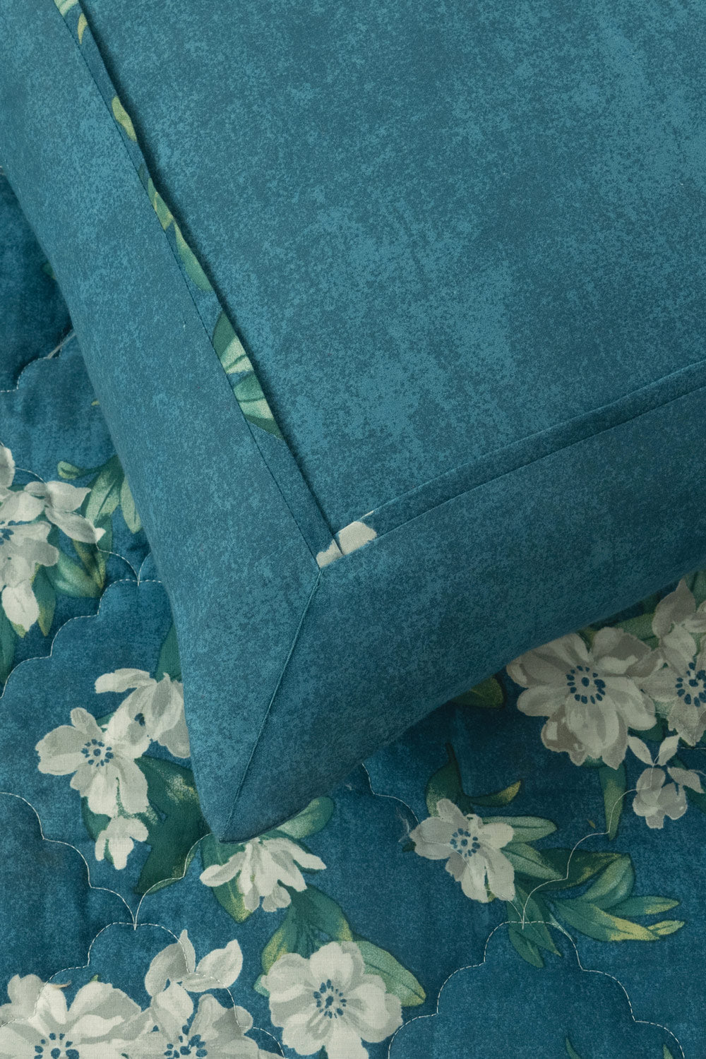 Morning Bloom T-150 Bed Throw