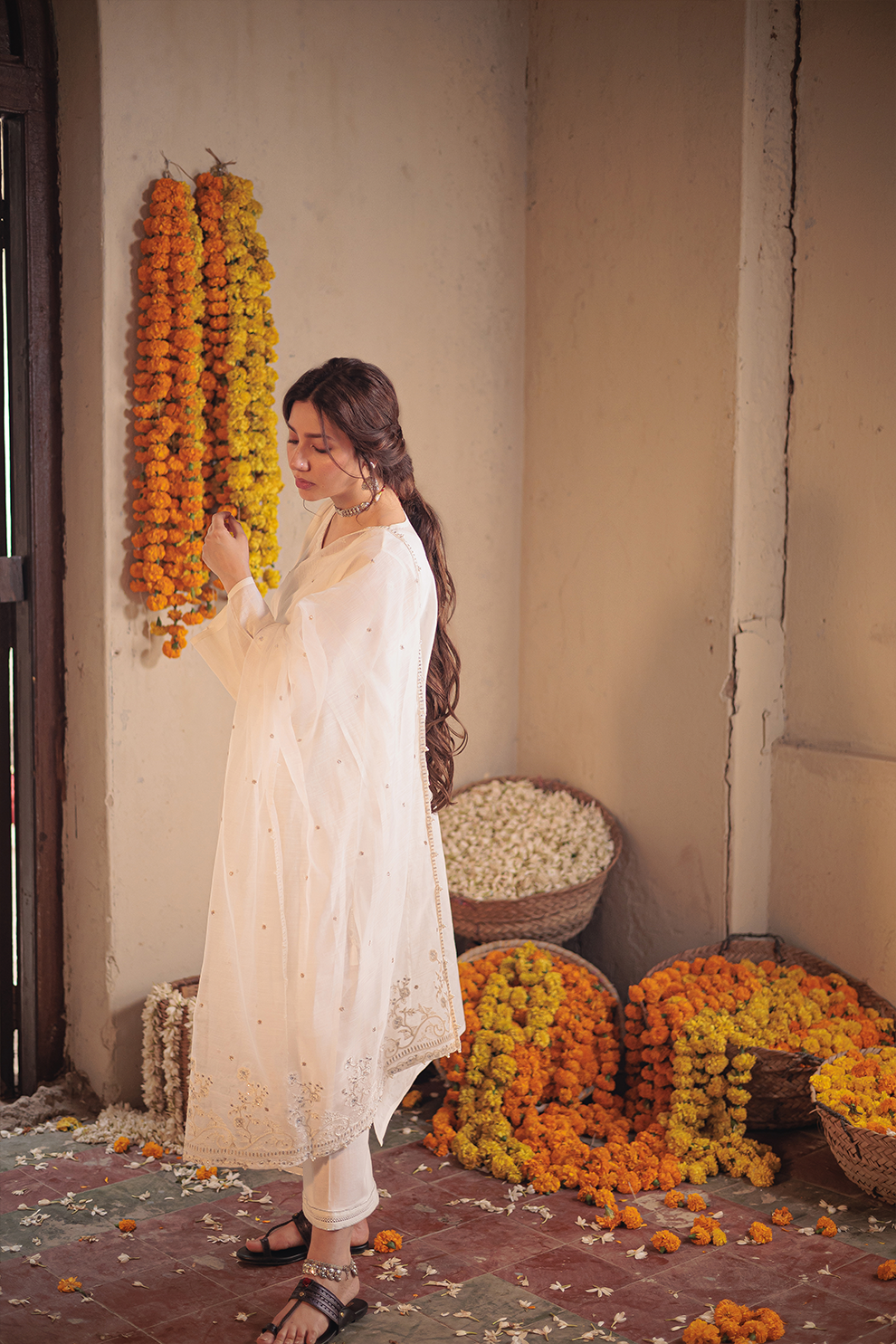 https://cdn.shopify.com/s/files/1/0688/8633/1672/files/NARGIS_3.png?v=1741592730