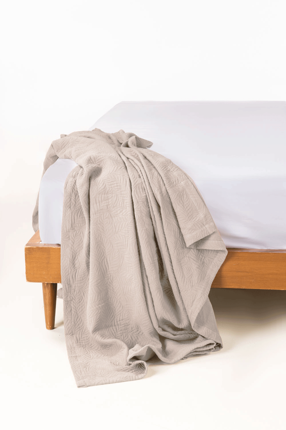 https://cdn.shopify.com/s/files/1/0706/3253/8159/files/OpalGreyMatelasseBlanket_5.gif?v=1763008202