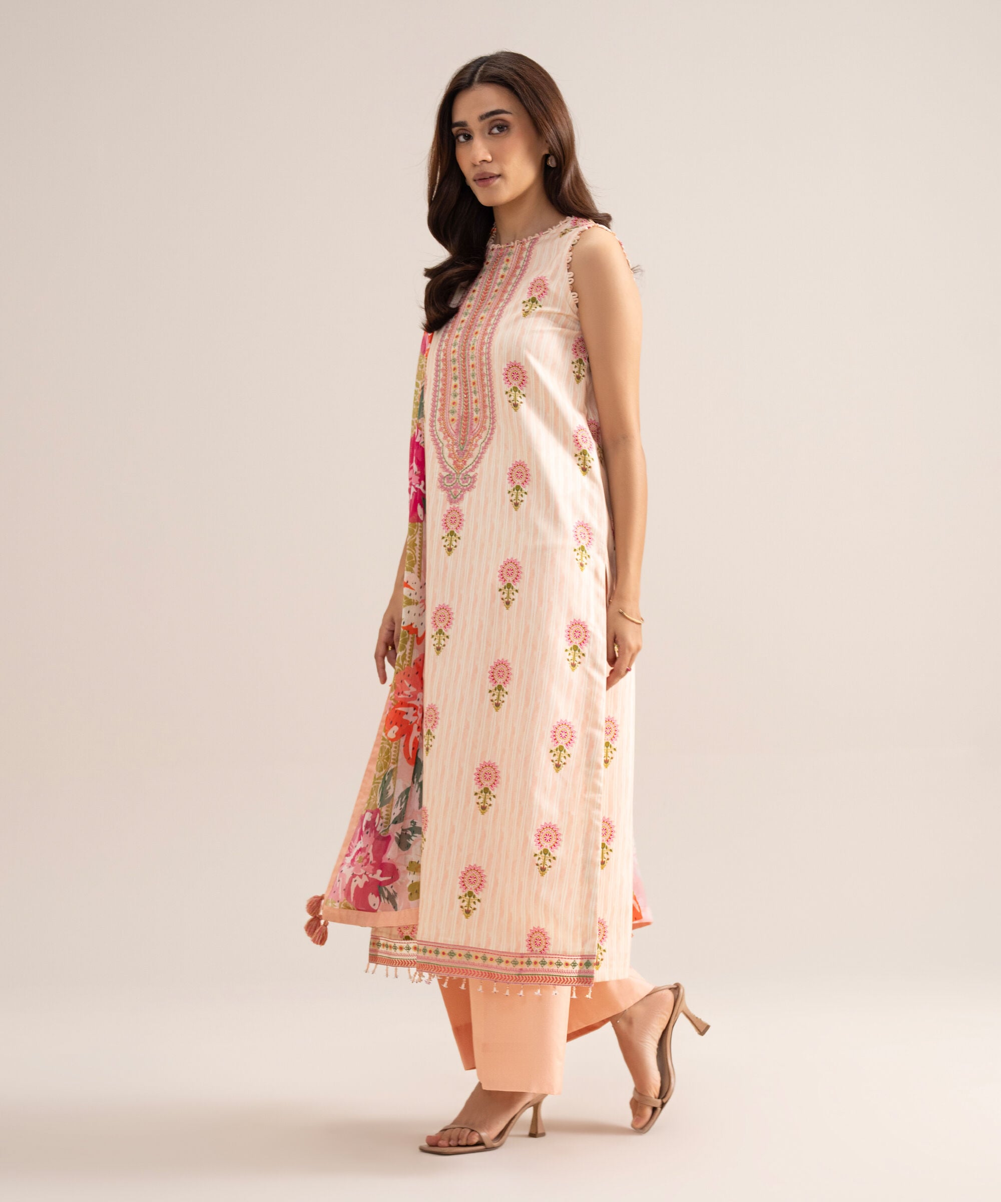3 Piece - Embroidered Arabic Lawn Suit PEDYS26V7123