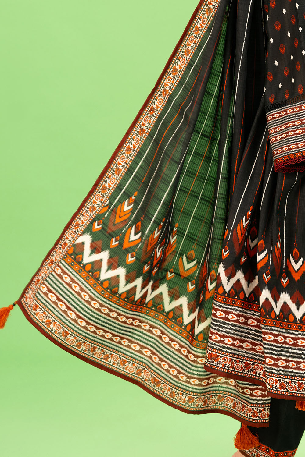 https://cdn.shopify.com/s/files/1/0706/3253/8159/files/Printed-Cotton-Linen-Stripe-Dupatta-Printed-Cotton-Linen-Stripe-Shirt-Dyed-Trouser-Gulahmed-WNS-52040-Duppata.jpg?v=1762594295