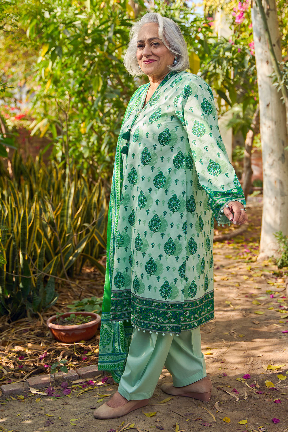 BLACK KASHMIRI LUXURY EMBROIDERED KARANDI SET (NEL-25624)