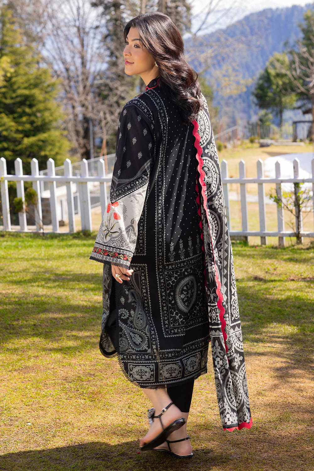 https://cdn.shopify.com/s/files/1/0706/3253/8159/files/Printed-Lawn-Dupatta-Printed-Lawn-Shirt-Dyed-Trouser-Gulahmed-CL-62327-Back.jpg?v=1778749876