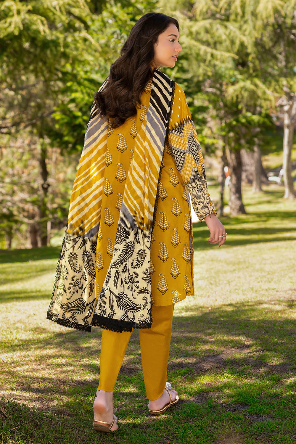 Gul Ahmed - 3 Piece Printed Lawn Suit