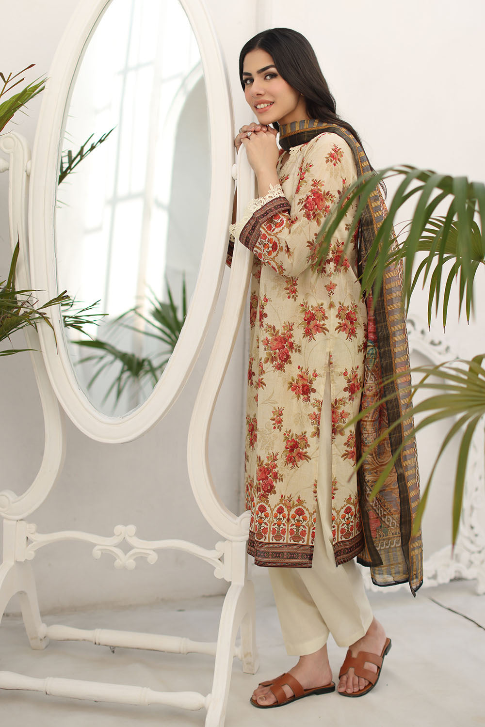 3 Piece Printed Lawn Suit With Zari Dupatta