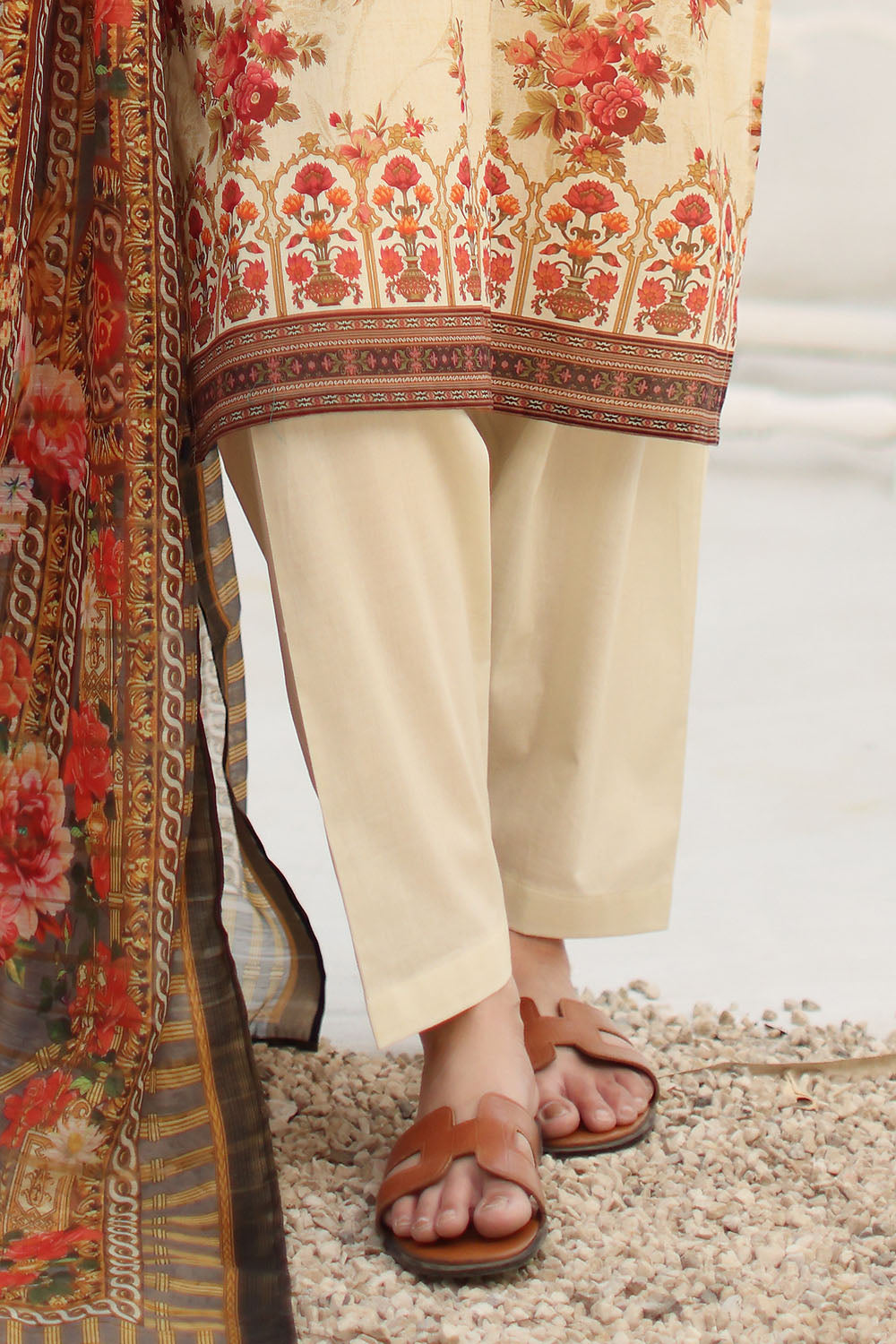 3 Piece Printed Lawn Suit With Zari Dupatta