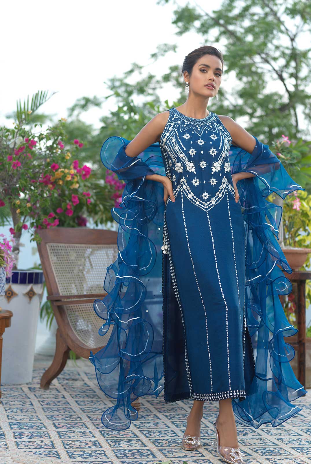 https://cdn.shopify.com/s/files/1/0567/2953/4537/products/Raw-silk-long-shirt-with-kaamdaani-and-zardozi-3.jpg?v=1753519893