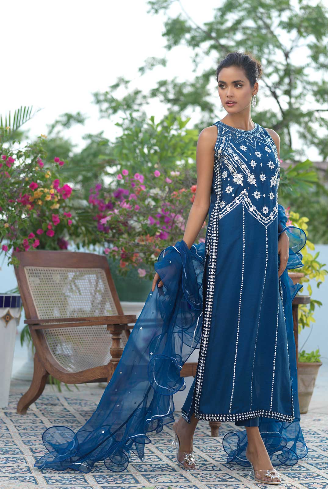 https://cdn.shopify.com/s/files/1/0567/2953/4537/products/Raw-silk-long-shirt-with-kaamdaani-and-zardozi-4.jpg?v=1753519894