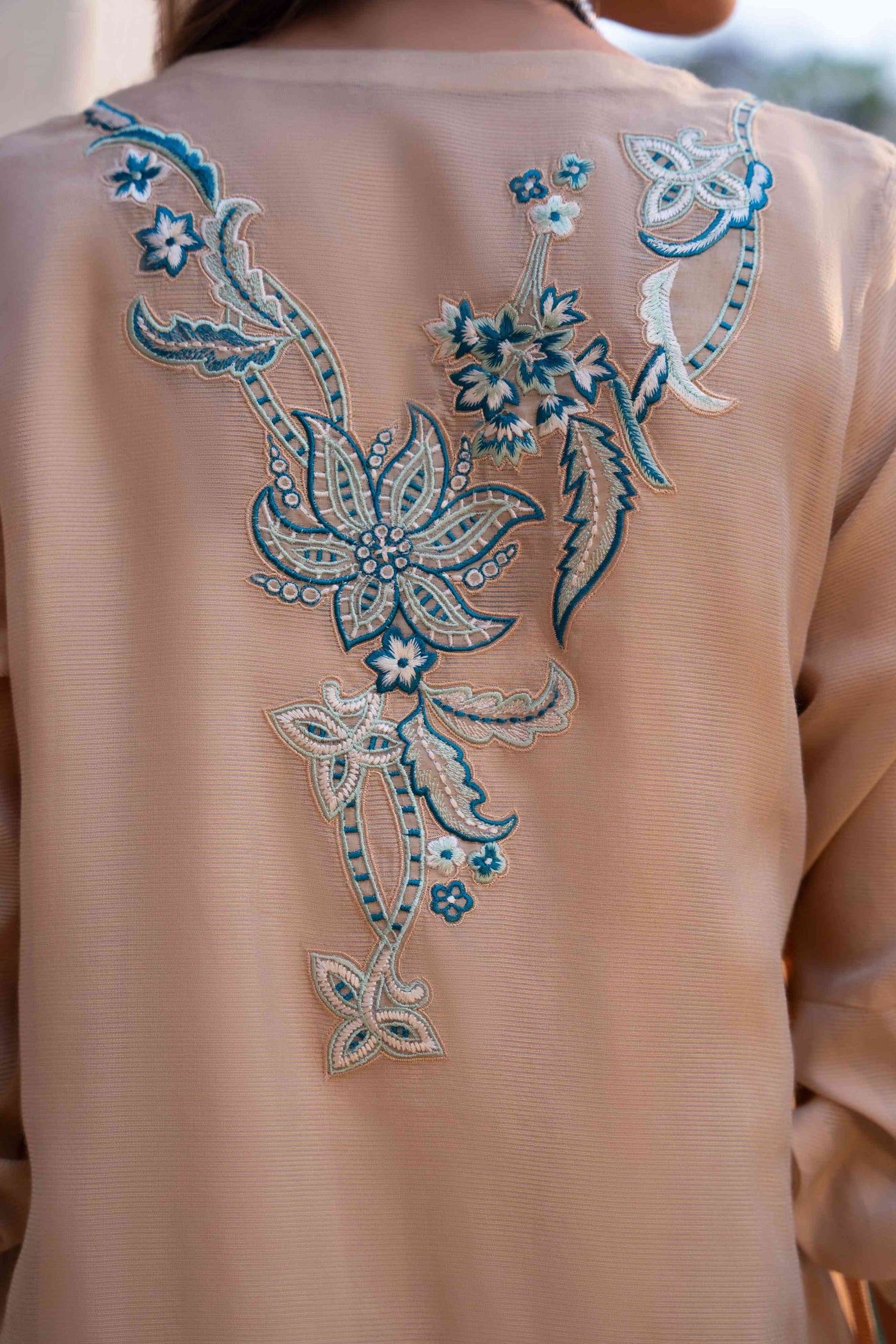 https://cdn.shopify.com/s/files/1/0663/9616/0233/files/Regalkaftan_10.jpg?v=1772127910