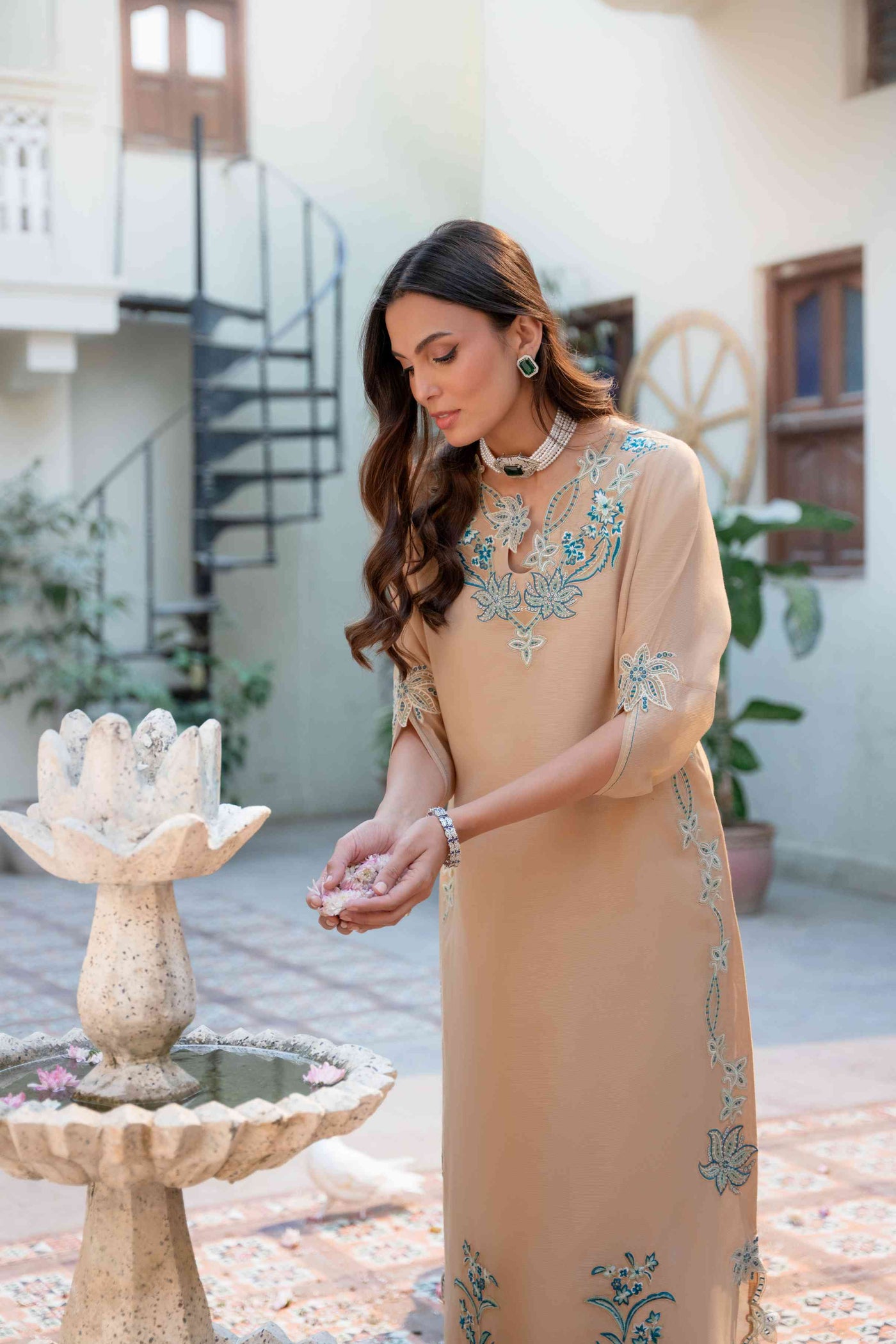 https://cdn.shopify.com/s/files/1/0663/9616/0233/files/Regalkaftan_4.jpg?v=1772121568