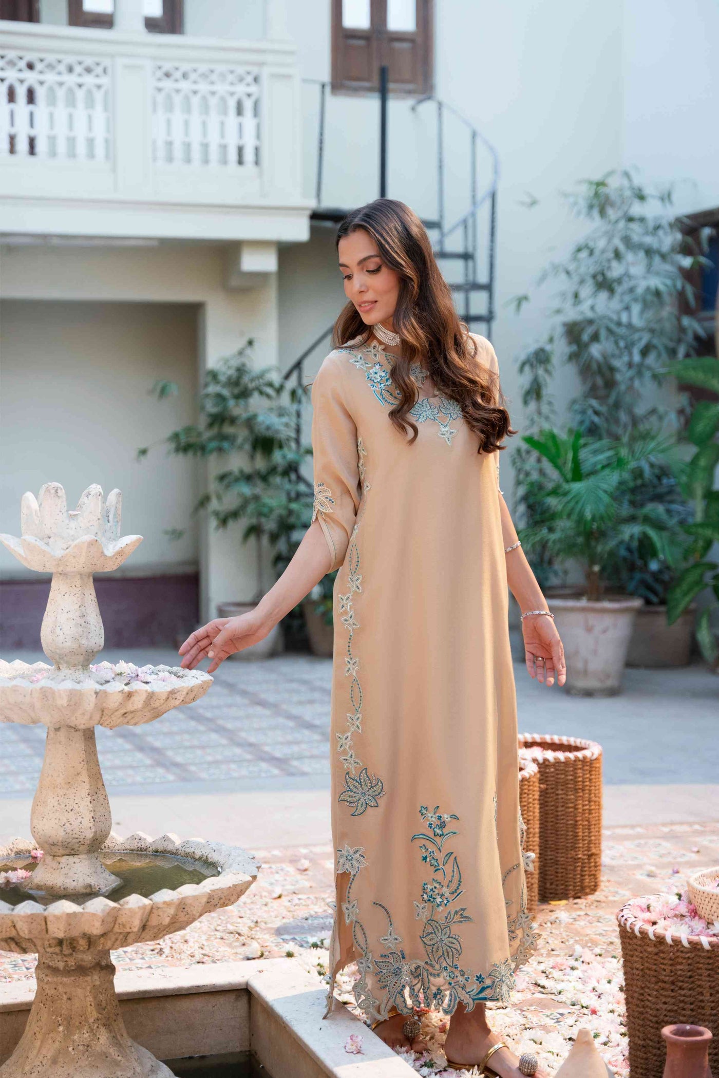 https://cdn.shopify.com/s/files/1/0663/9616/0233/files/Regalkaftan_5.jpg?v=1772121568