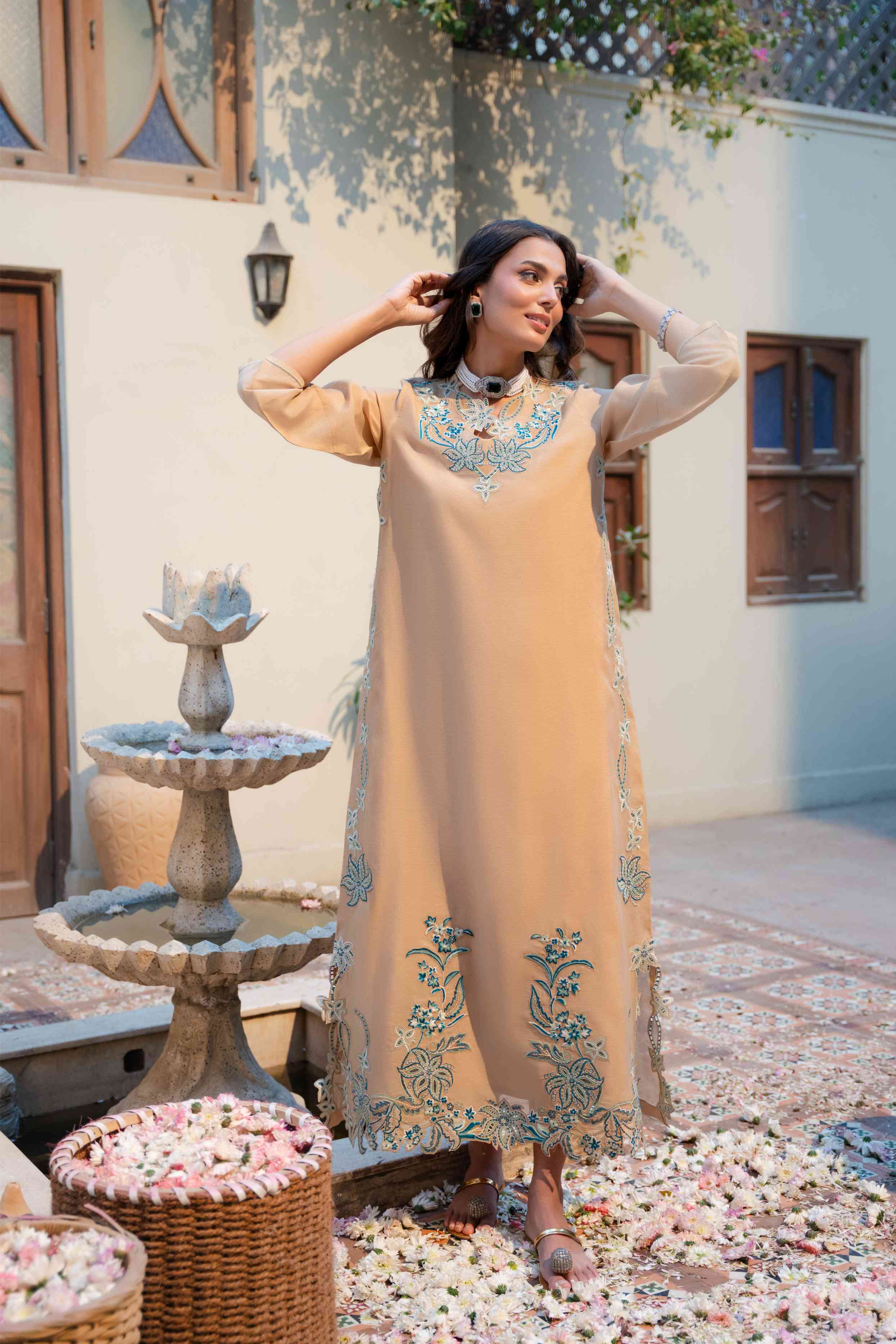 https://cdn.shopify.com/s/files/1/0663/9616/0233/files/Regalkaftan_8.jpg?v=1772127910