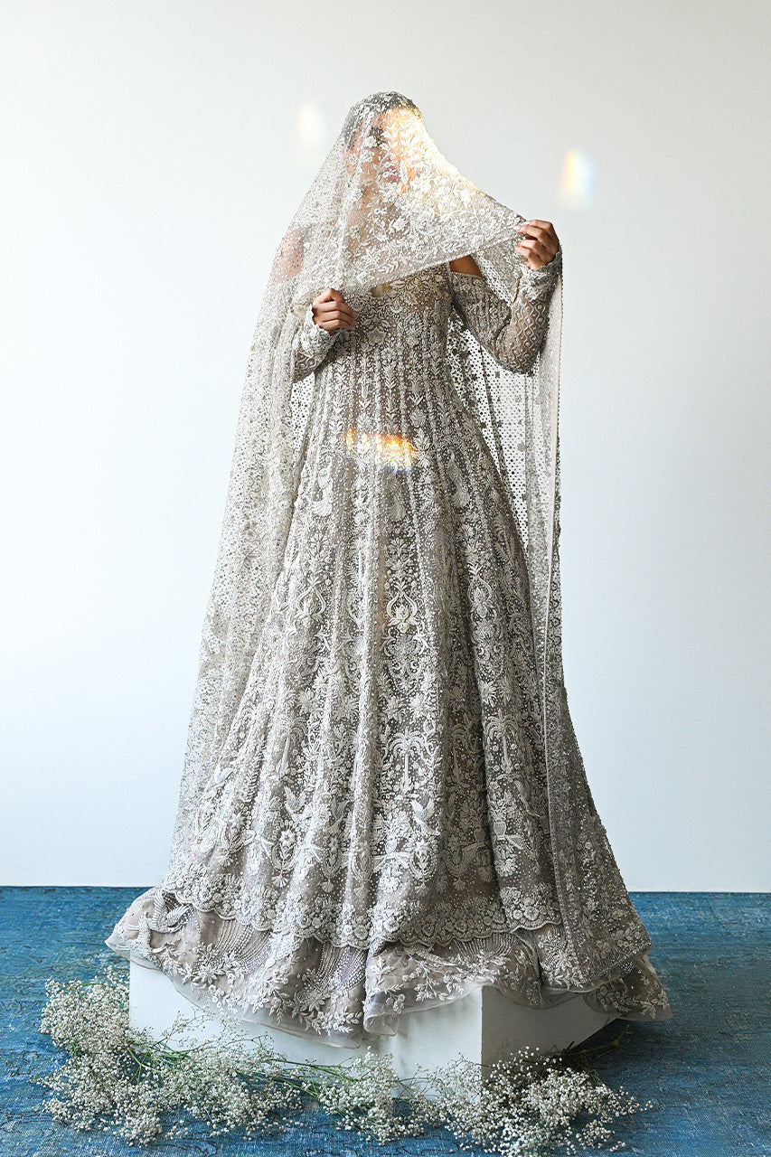 https://cdn.shopify.com/s/files/1/0588/3661/5221/files/SANIAMASKTAIYA2024BRIDALS-4849_bc492e9c-b053-48ad-bf11-a272243517fd.jpg?v=1734160541