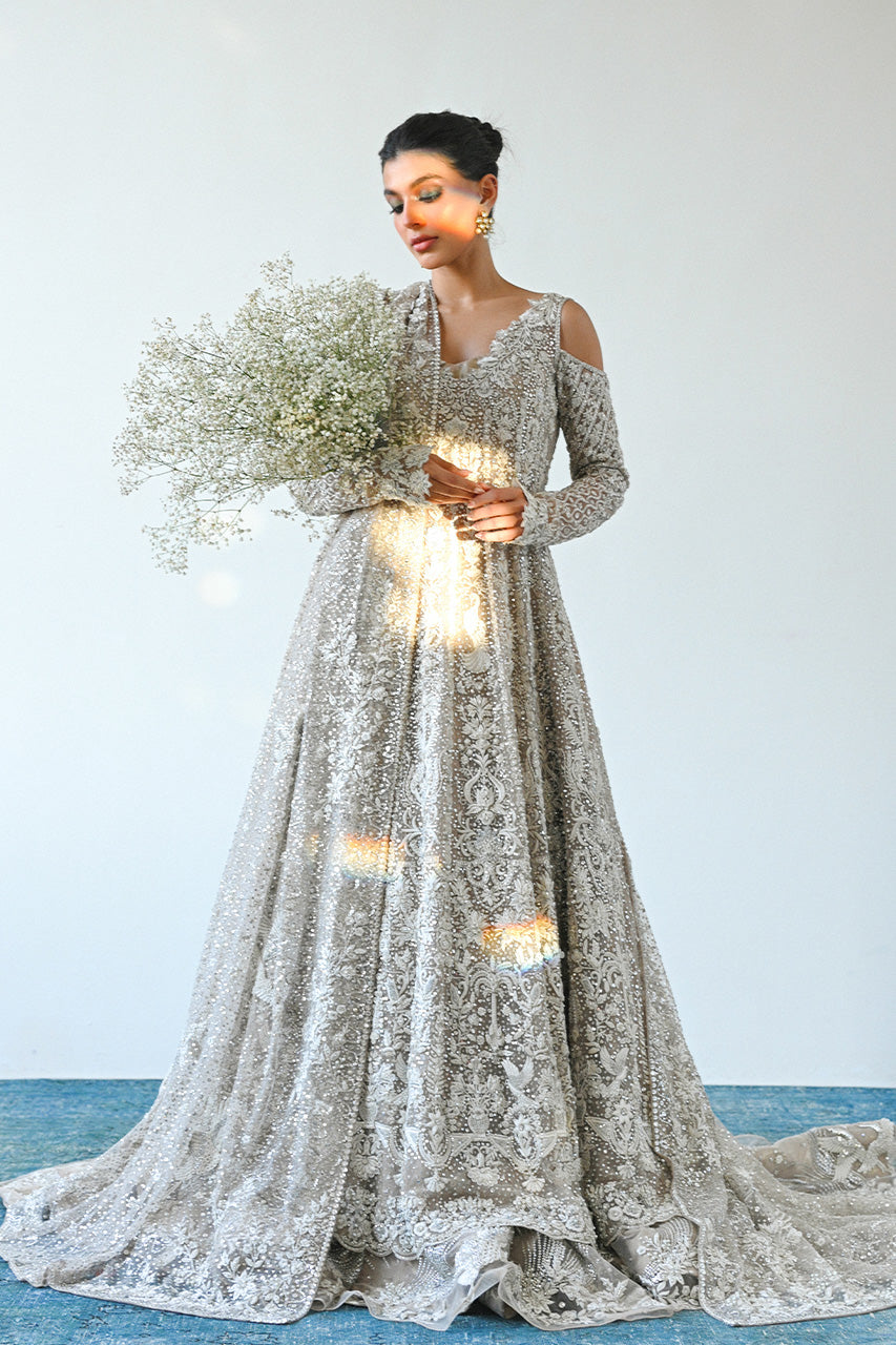 https://cdn.shopify.com/s/files/1/0588/3661/5221/files/SANIAMASKTAIYA2024BRIDALS-4933_8f0675a6-b0d5-471a-a50e-44306cafb068.jpg?v=1734160541