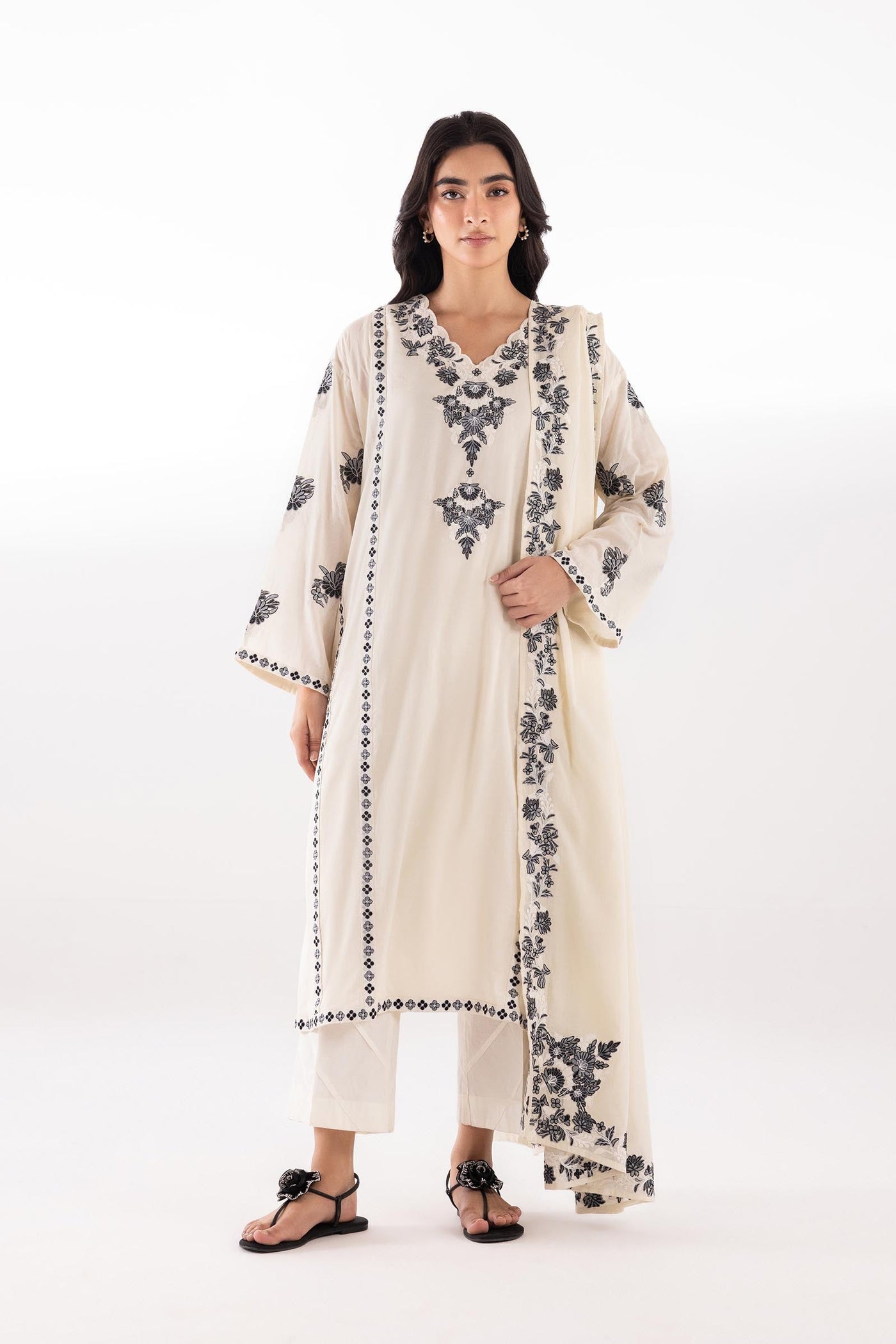 sana-safinaz-pool-94174065