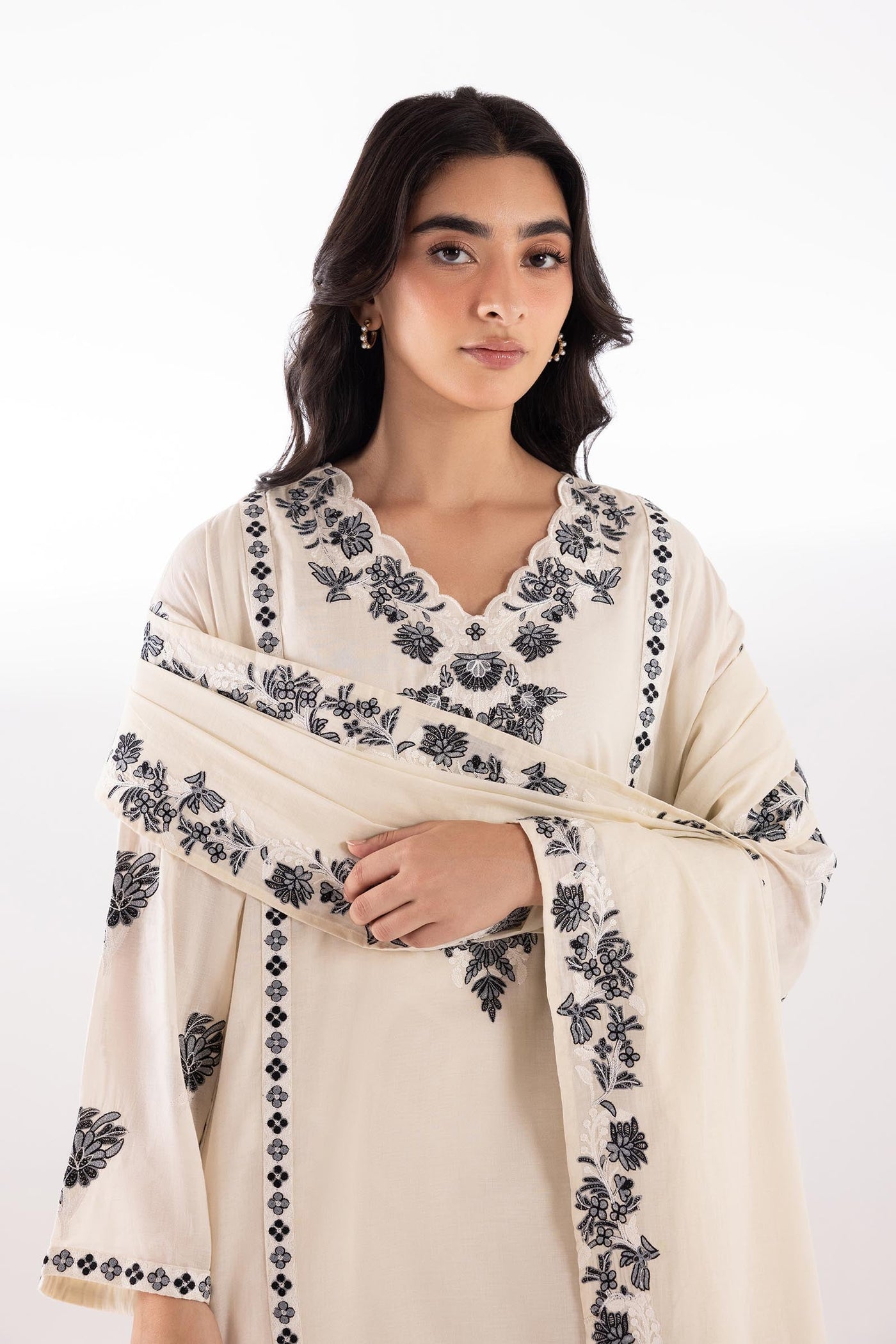 sana-safinaz-pool-94174065