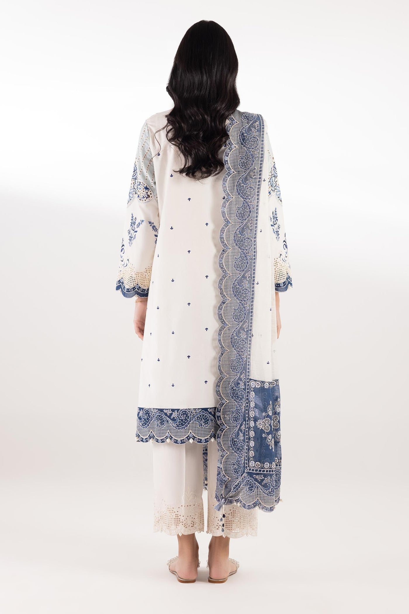sana-safinaz-pool-26623475
