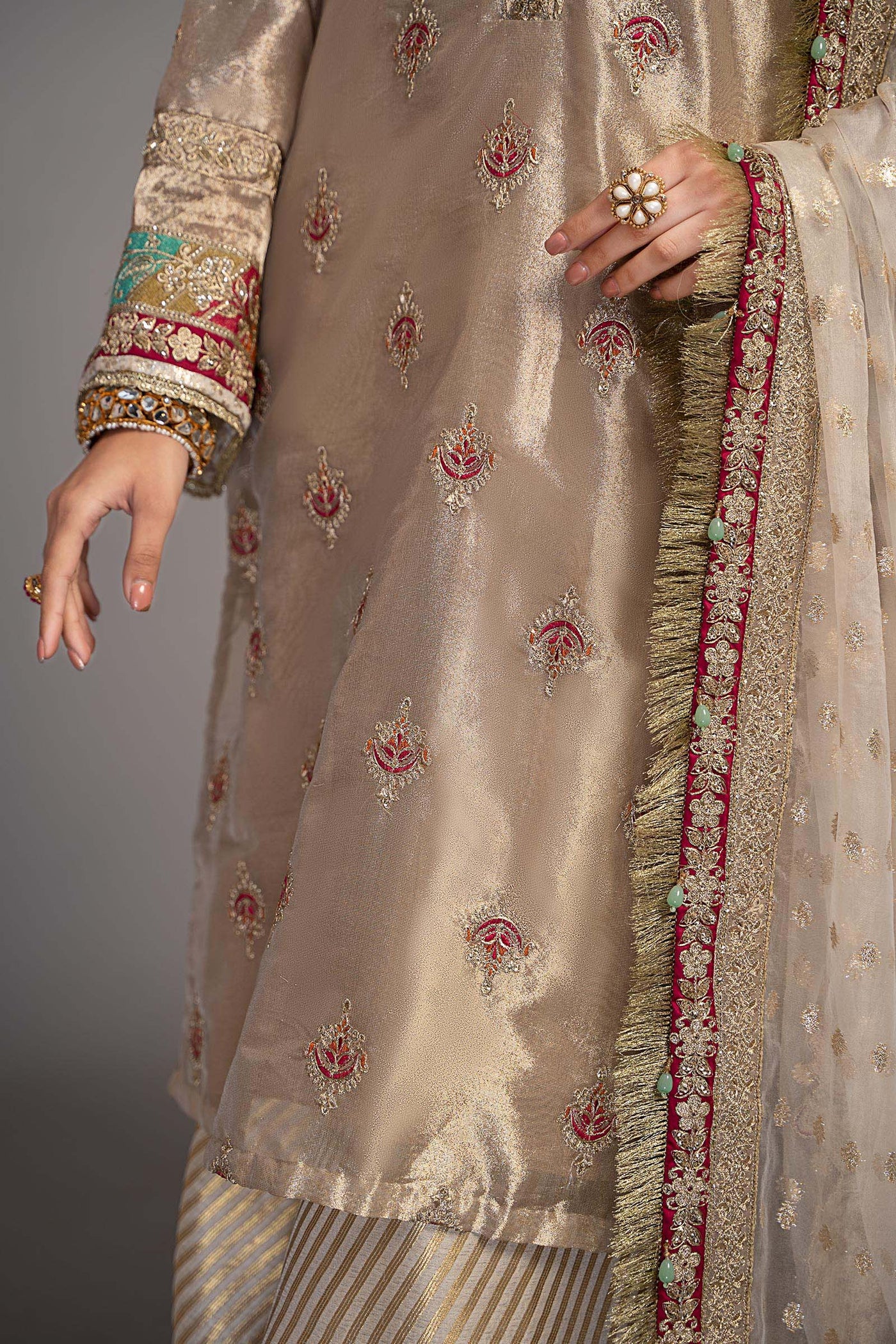 https://cdn.shopify.com/s/files/1/0620/8788/9062/files/SFEF2327R1GoldenCloseup_I.jpg?v=1779352270