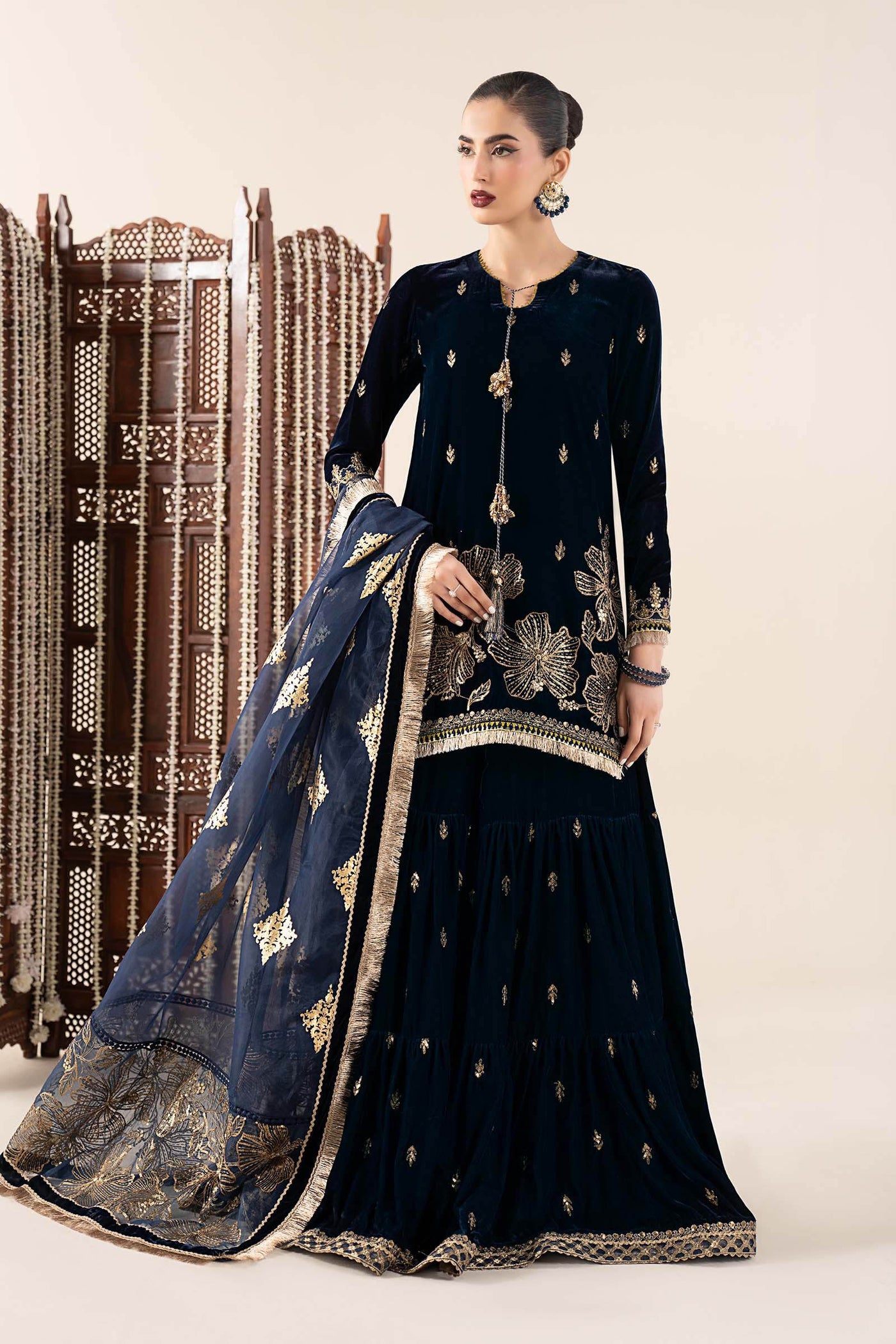 Hand printed chiffon dupatta (as shown)